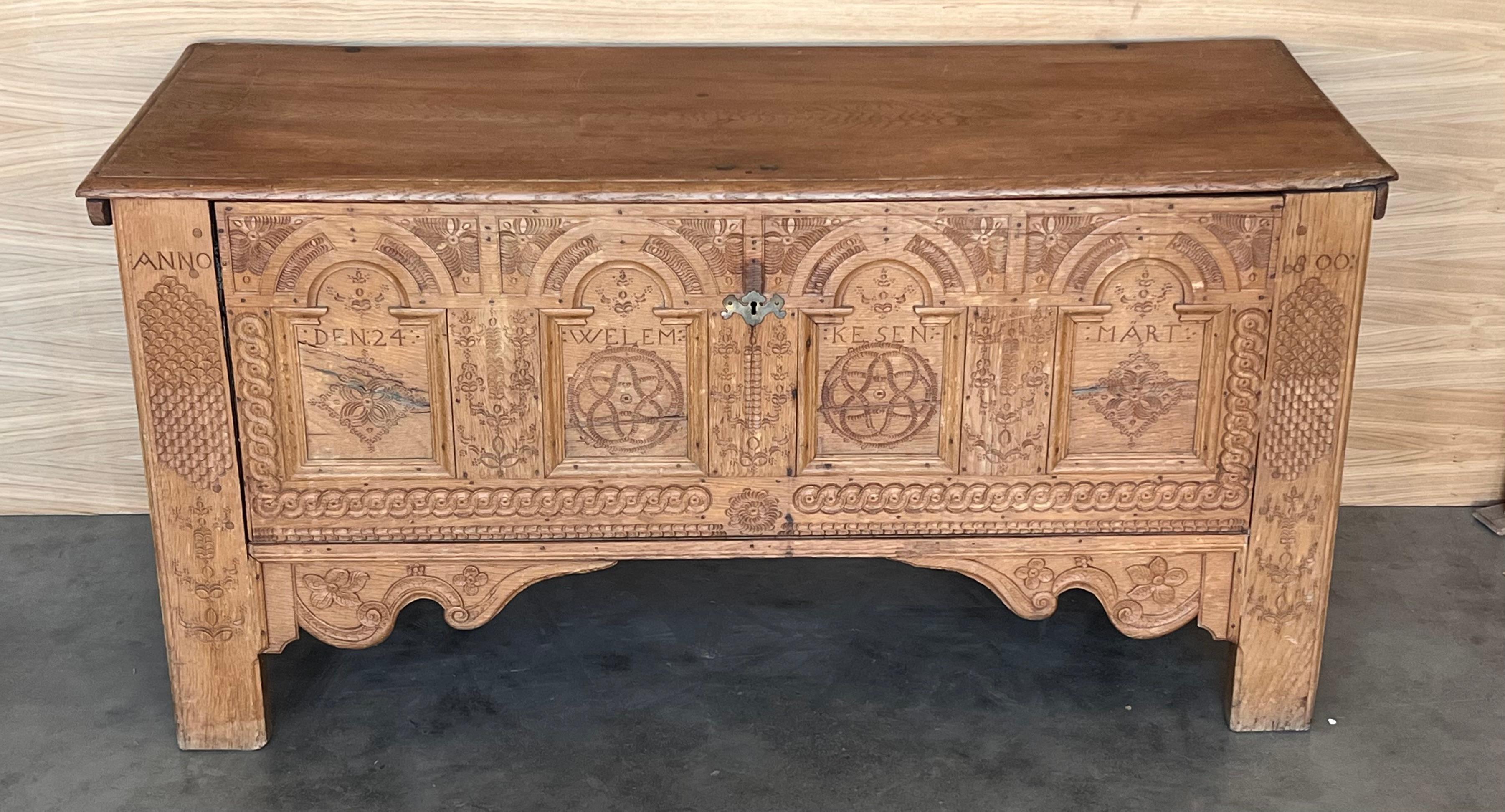 Neoclassico Baule in Oak sbiancato dei primi anni del XIX secolo con ferramenta originale in ferro in vendita