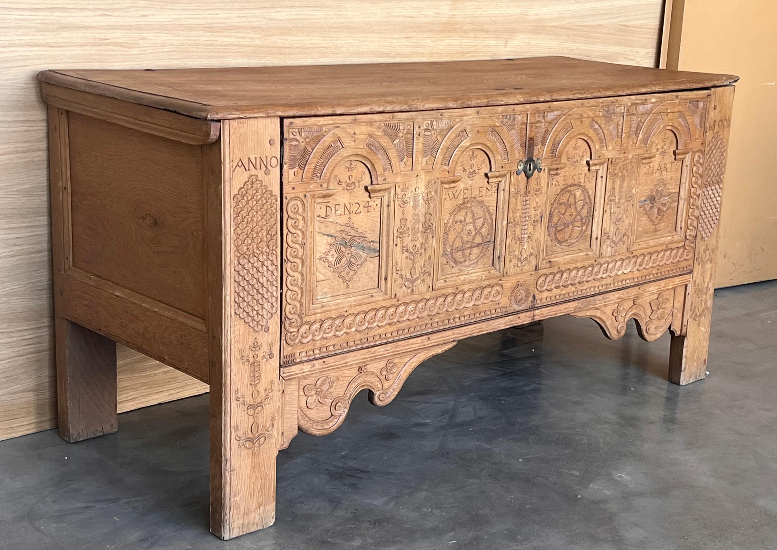 Europeo Baule in Oak sbiancato dei primi anni del XIX secolo con ferramenta originale in ferro in vendita