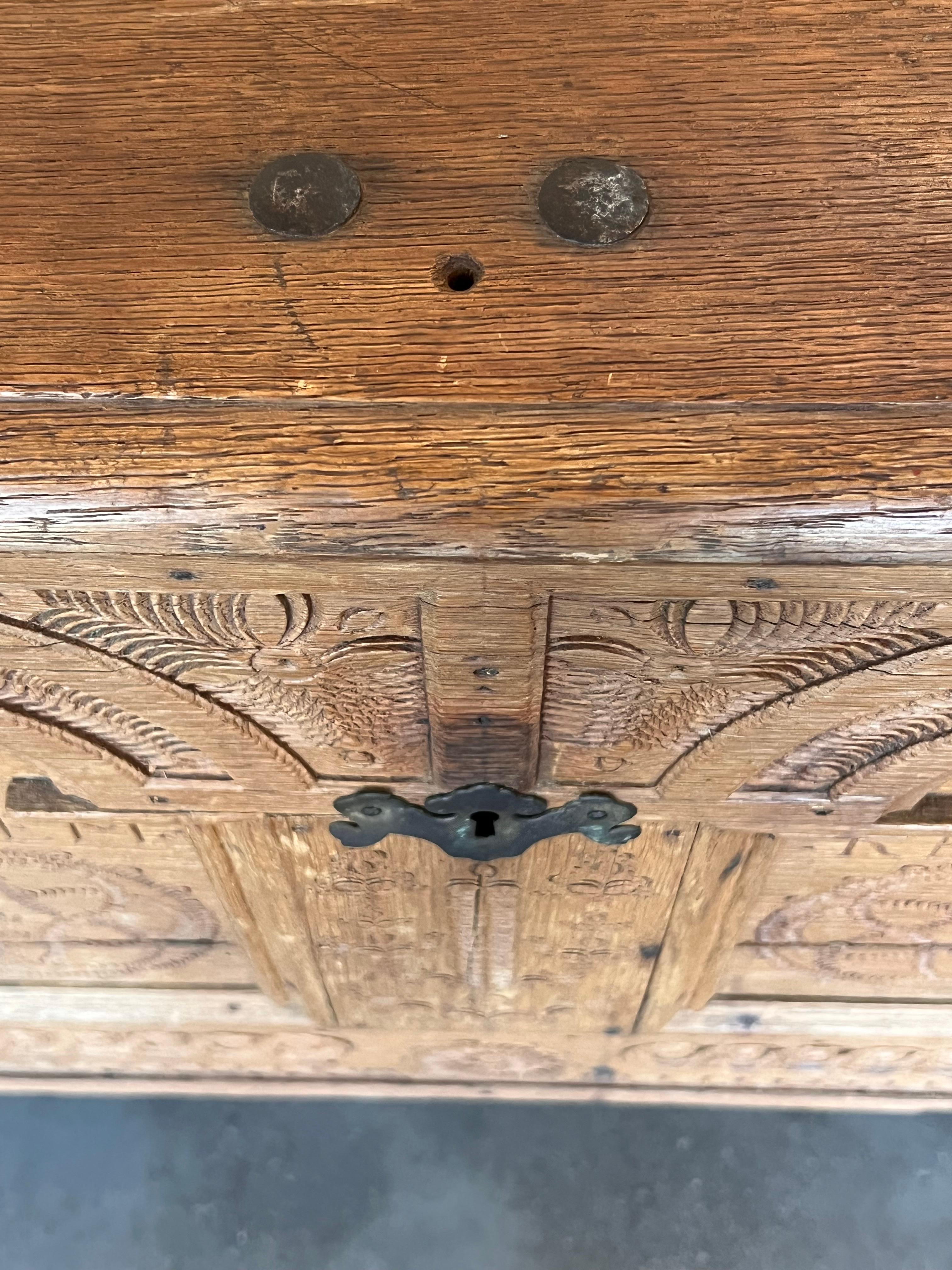 Baule in Oak sbiancato dei primi anni del XIX secolo con ferramenta originale in ferro in vendita 3