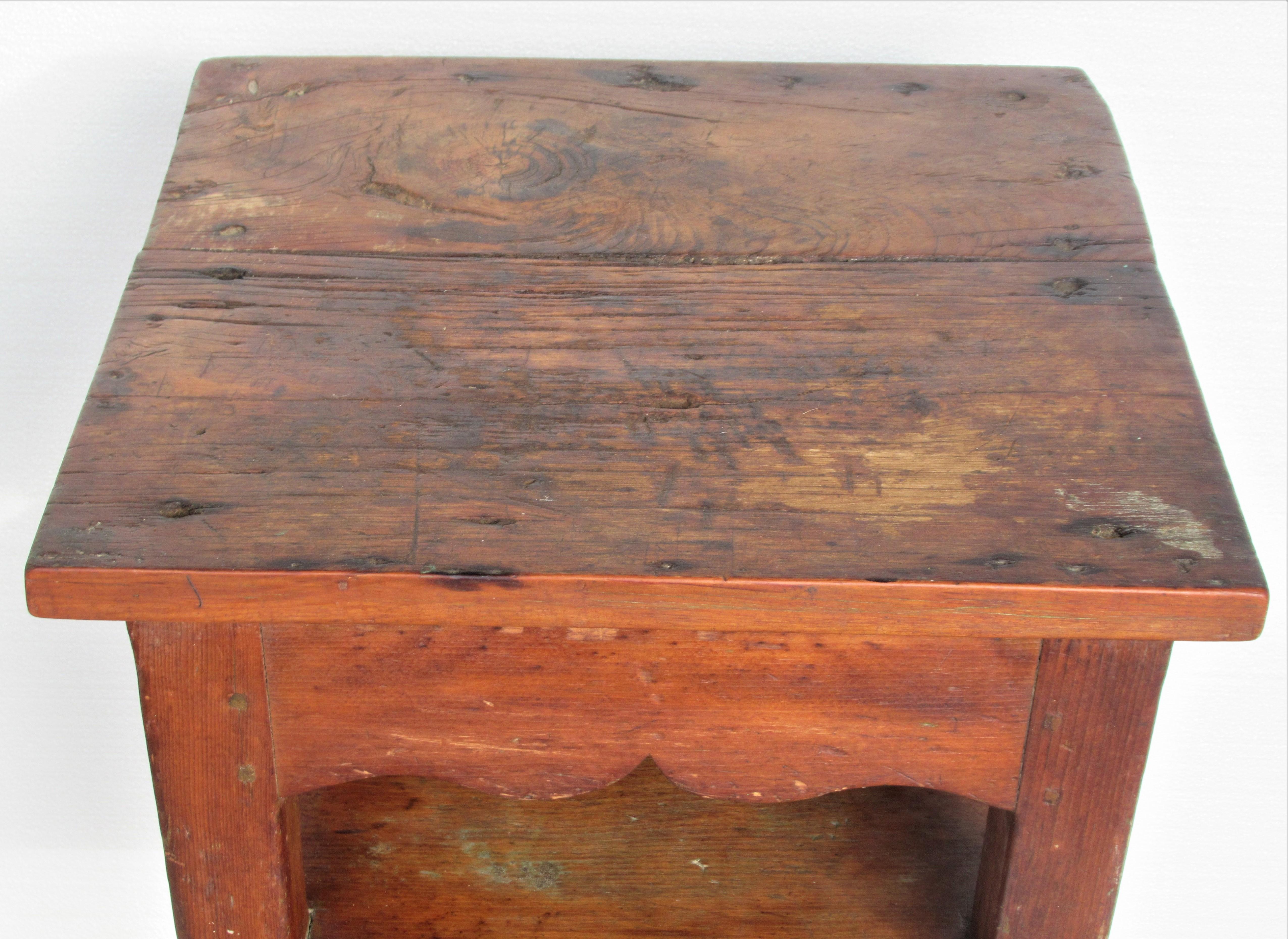 American Country Scallop Design Table - Circa 1820 In Good Condition In Rochester, NY