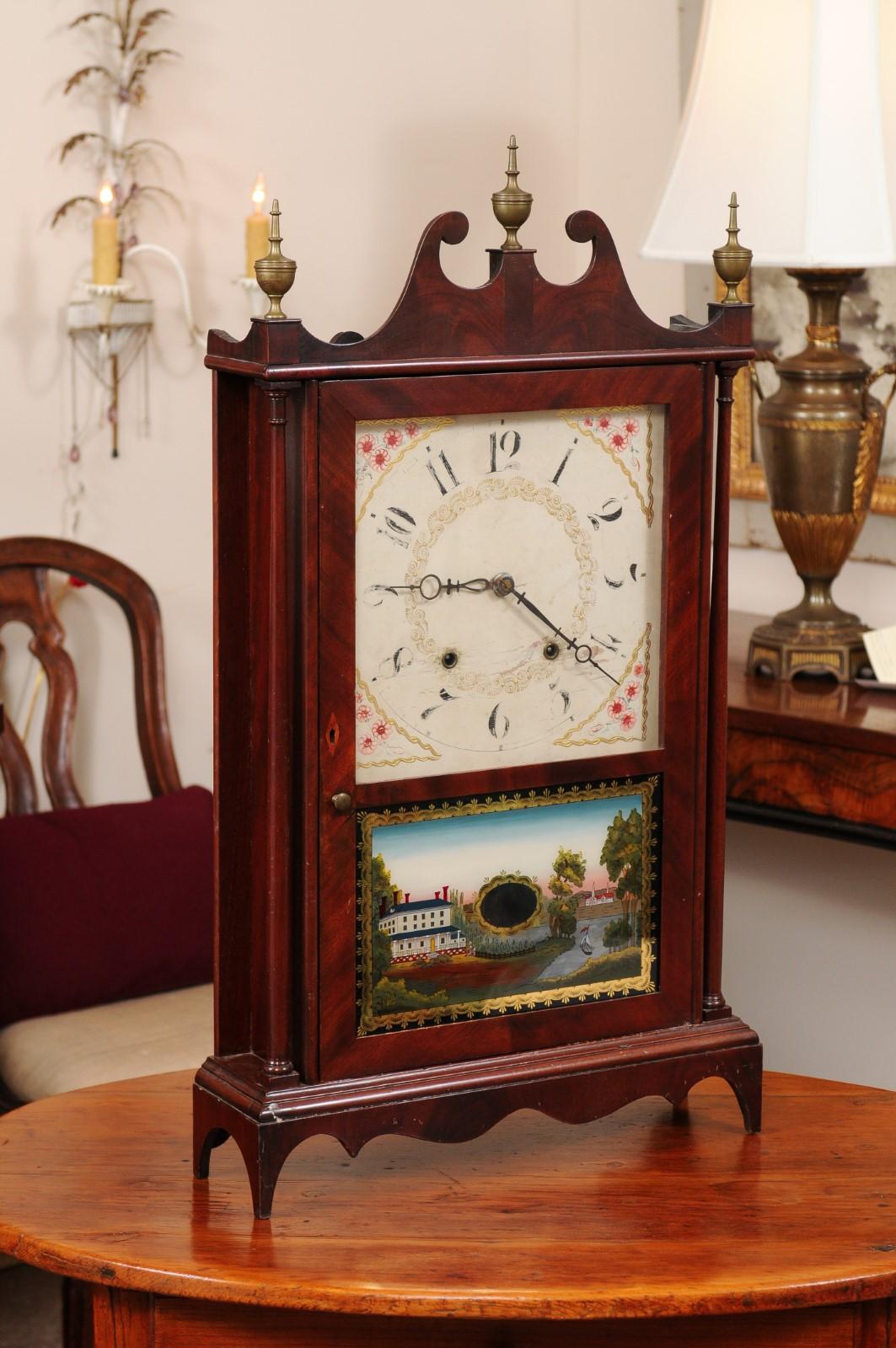 Horloge à colonne et à volutes en acajou avec paysage en églomisé, début du 19e C. en vente 4