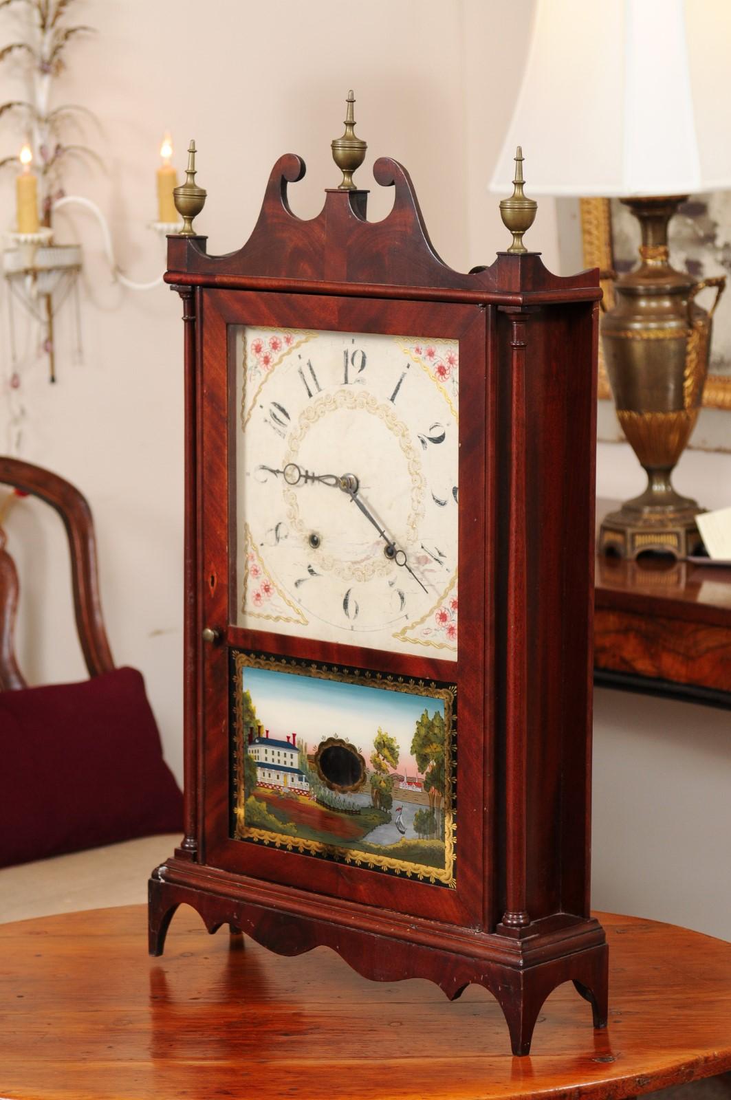 Horloge à colonne et à volutes en acajou avec paysage en églomisé, début du 19e C. en vente 11