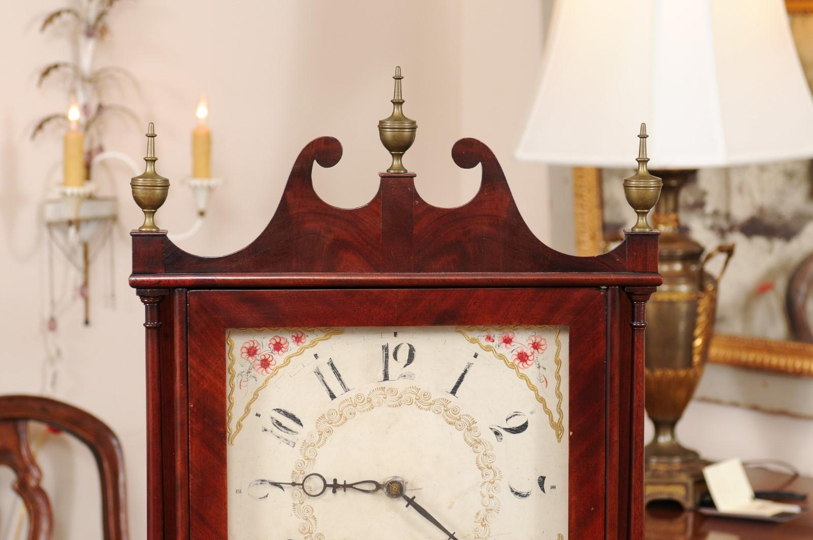 Horloge à colonne et à volutes en acajou avec paysage en églomisé, début du 19e C. Bon état - En vente à Atlanta, GA