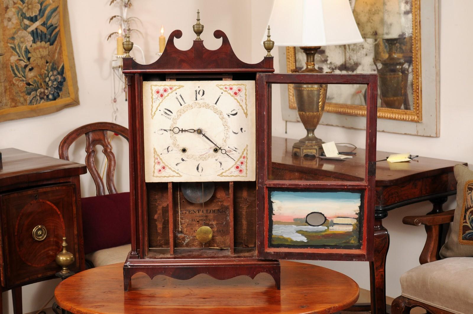 Horloge à colonne et à volutes en acajou avec paysage en églomisé, début du 19e C. en vente 2