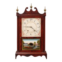 Horloge à colonne et à volutes en acajou avec paysage en églomisé, début du 19e C.