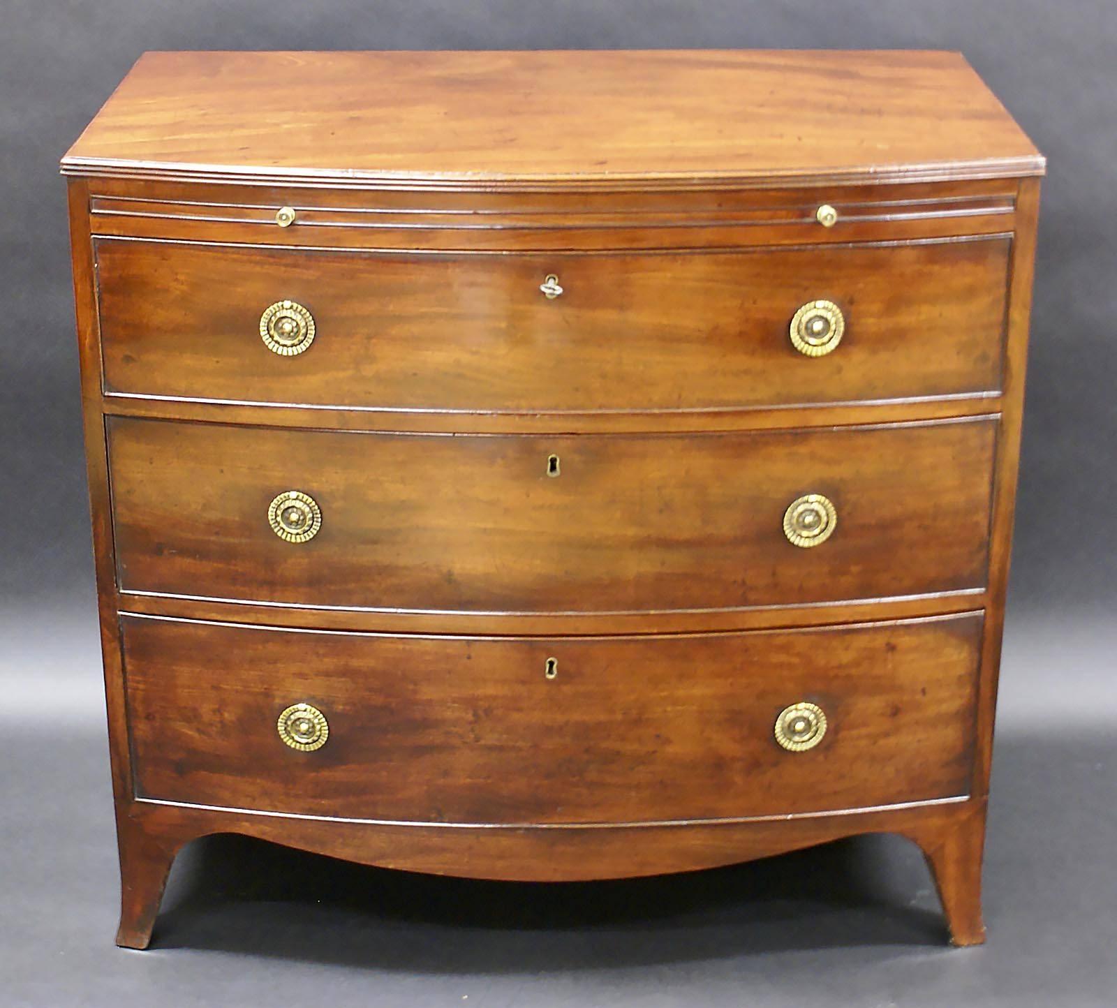 Early 19th Century Bow Fronted Chest of Three Drawers In Good Condition In London, GB
