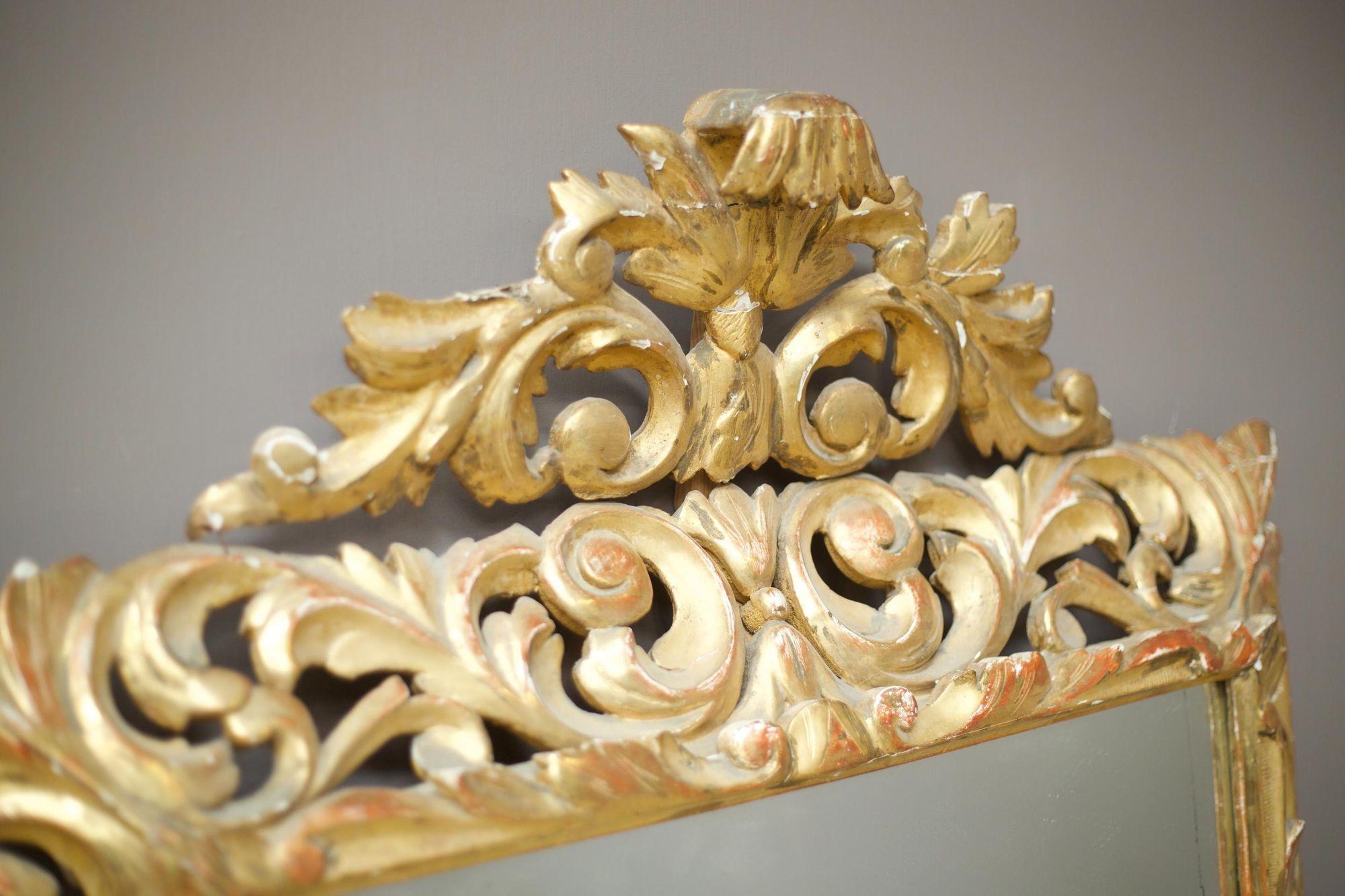 Frühes 19. Jahrhundert Glanzvergoldeter italienischer Schnitzspiegel (Vergoldetes Holz) im Angebot