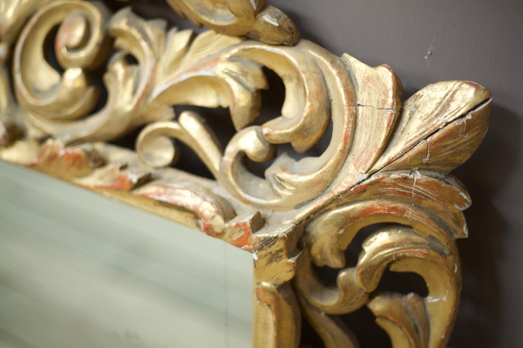 Bois doré Miroir italien sculpté et doré à l'or fin du début du 19e siècle en vente
