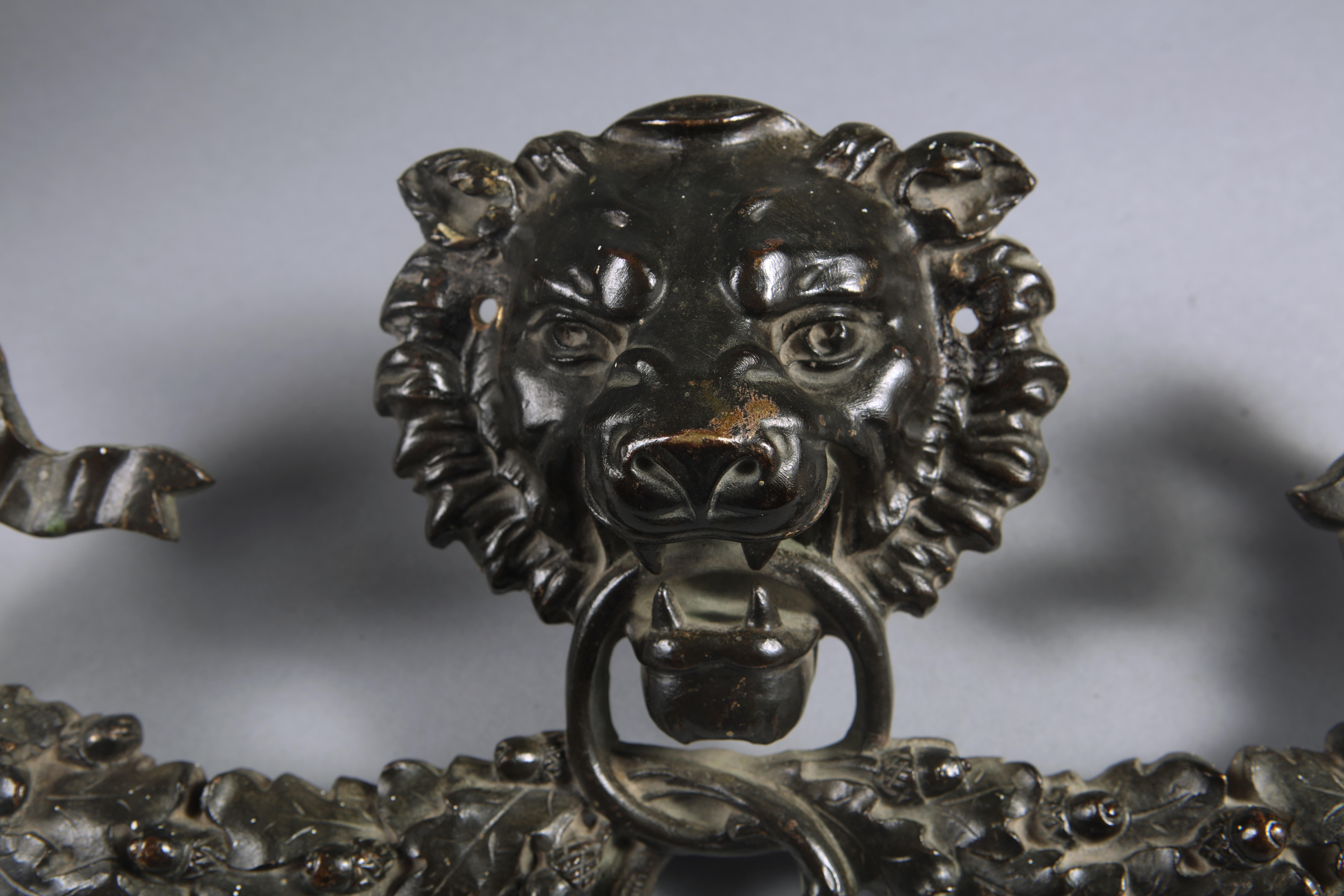 Une intéressante monture en bronze du début du 19e siècle.  Décoration représentant une tête de lion 
