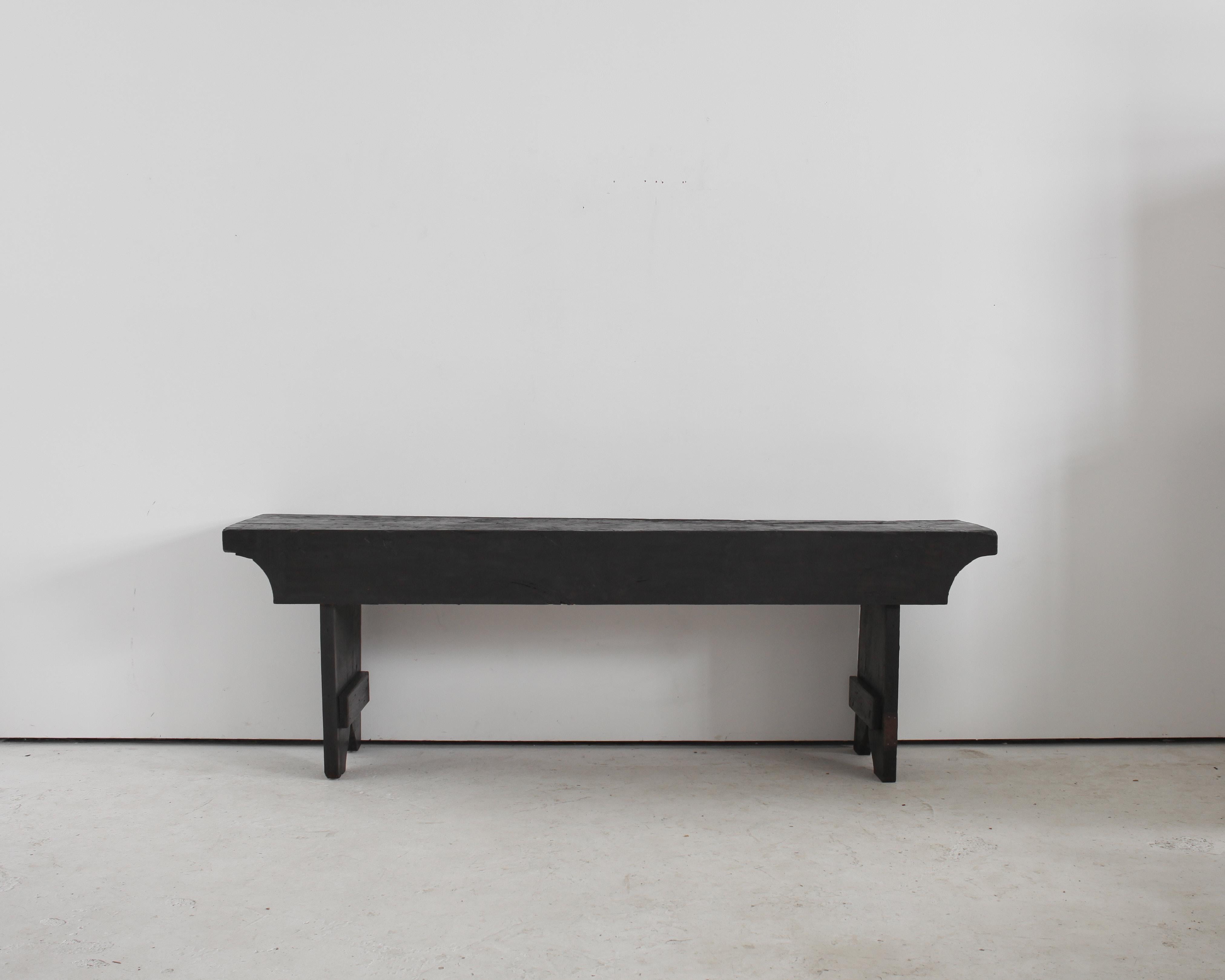 Grande table console en châtaignier carbonisé du début du 19e C., provenant de Catalogne.

Fortement patiné avec un design utilitaire fort.

Style très similaire à celui des tables d'Andorre de même âge.