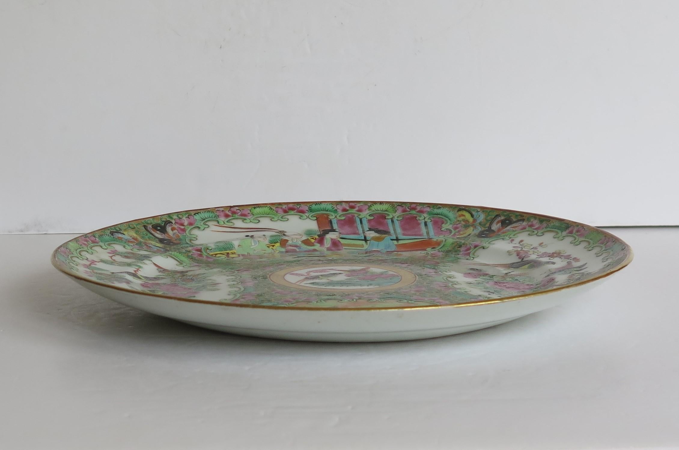 Chinese Export Dinner Plate Rose Medallion porcelain, Qing Ca 1820 In Good Condition In Lincoln, Lincolnshire