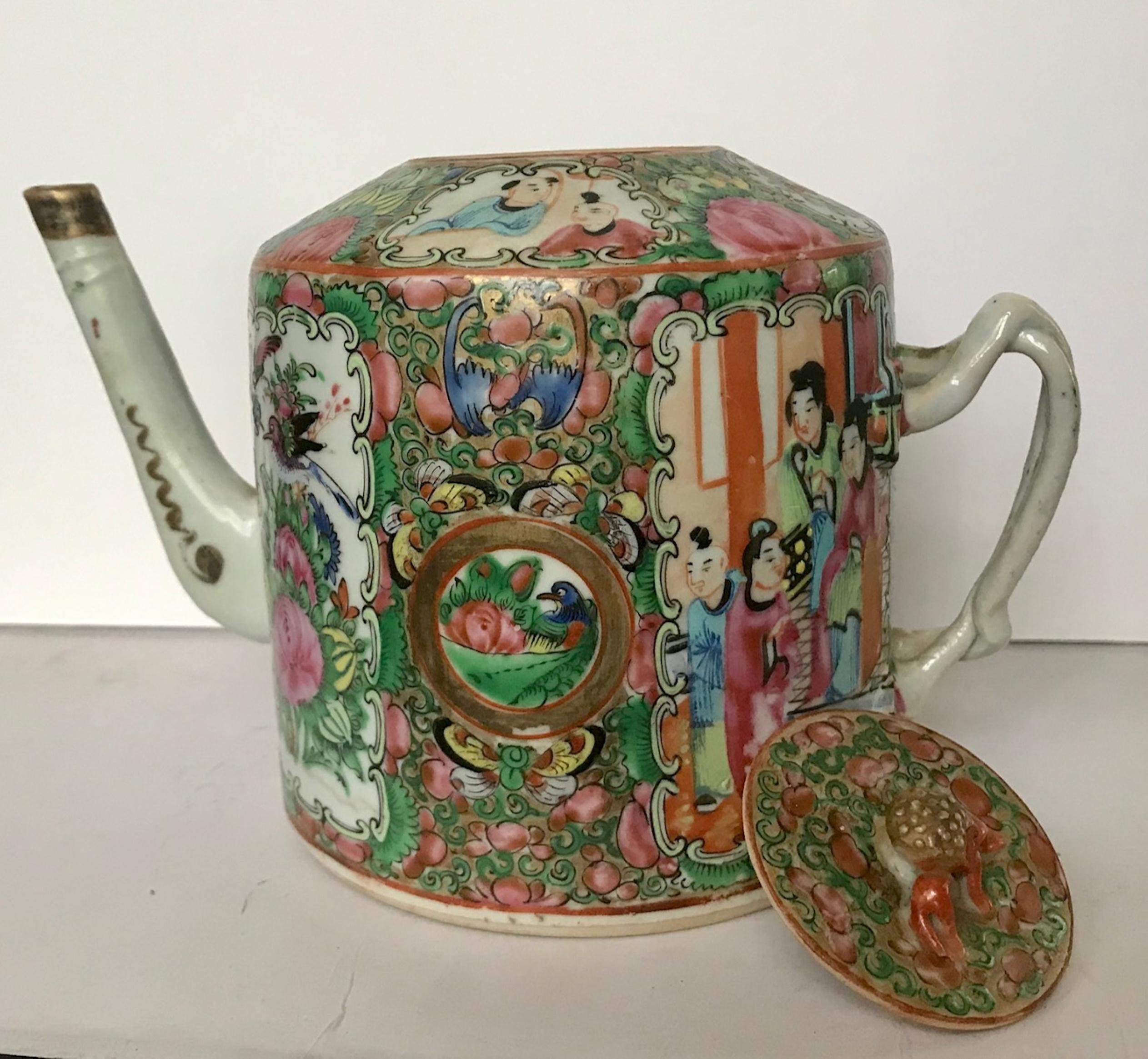Early 19th Century Chinese Export Rose Medallion Branch Handle Porcelain Teapot In Good Condition In Vero Beach, FL