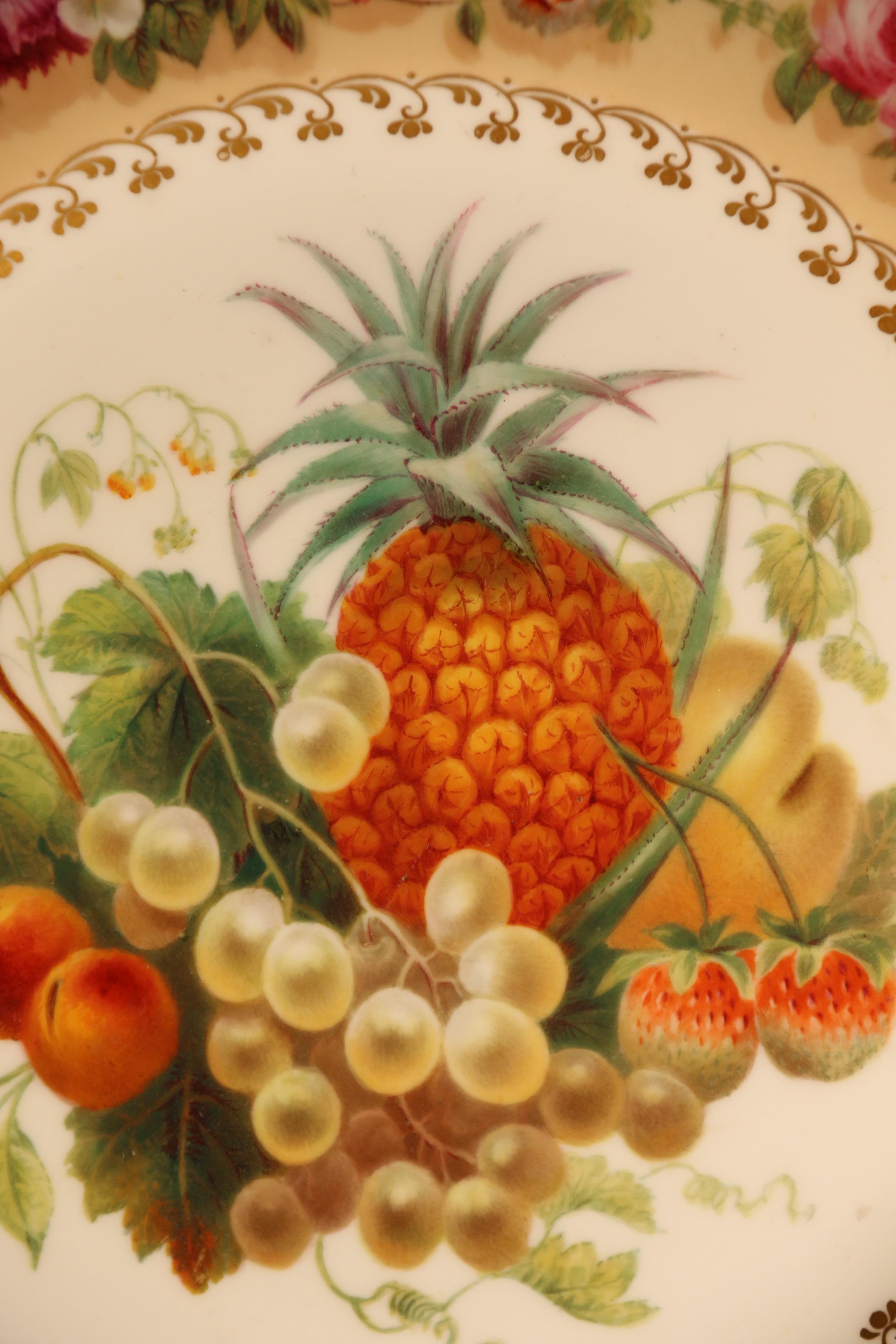 Début du 19e  A.I.C. assiette de cabinet en porcelaine peinte à la main avec des fruits et des fleurs en vente 2