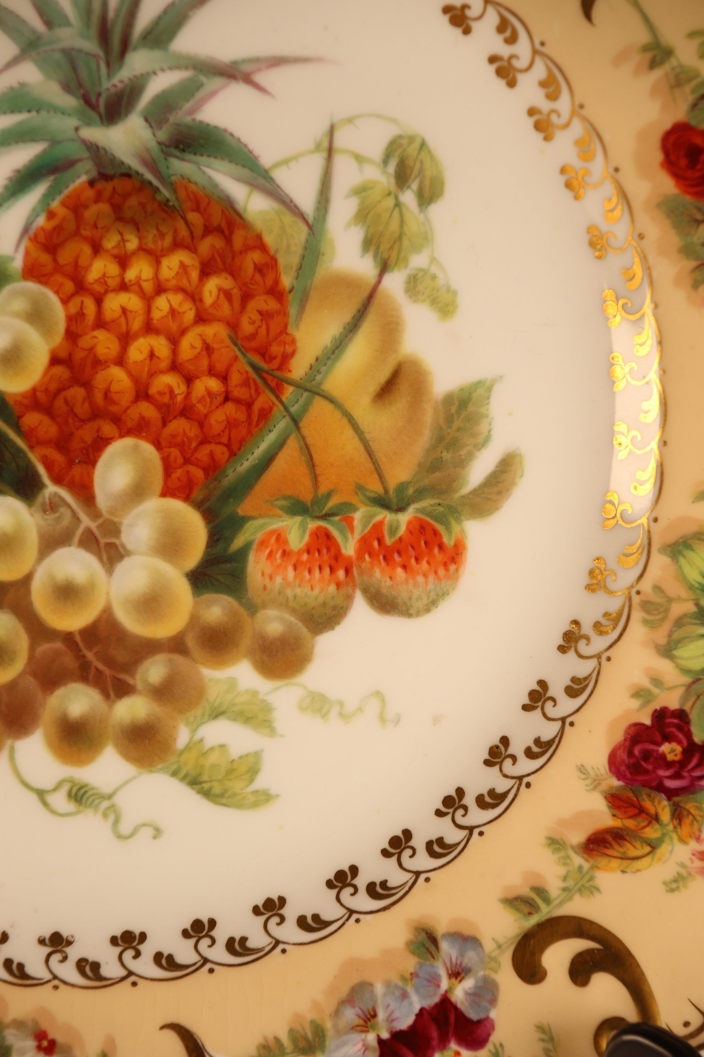 Début du 19e  A.I.C. assiette de cabinet en porcelaine peinte à la main avec des fruits et des fleurs en vente 3