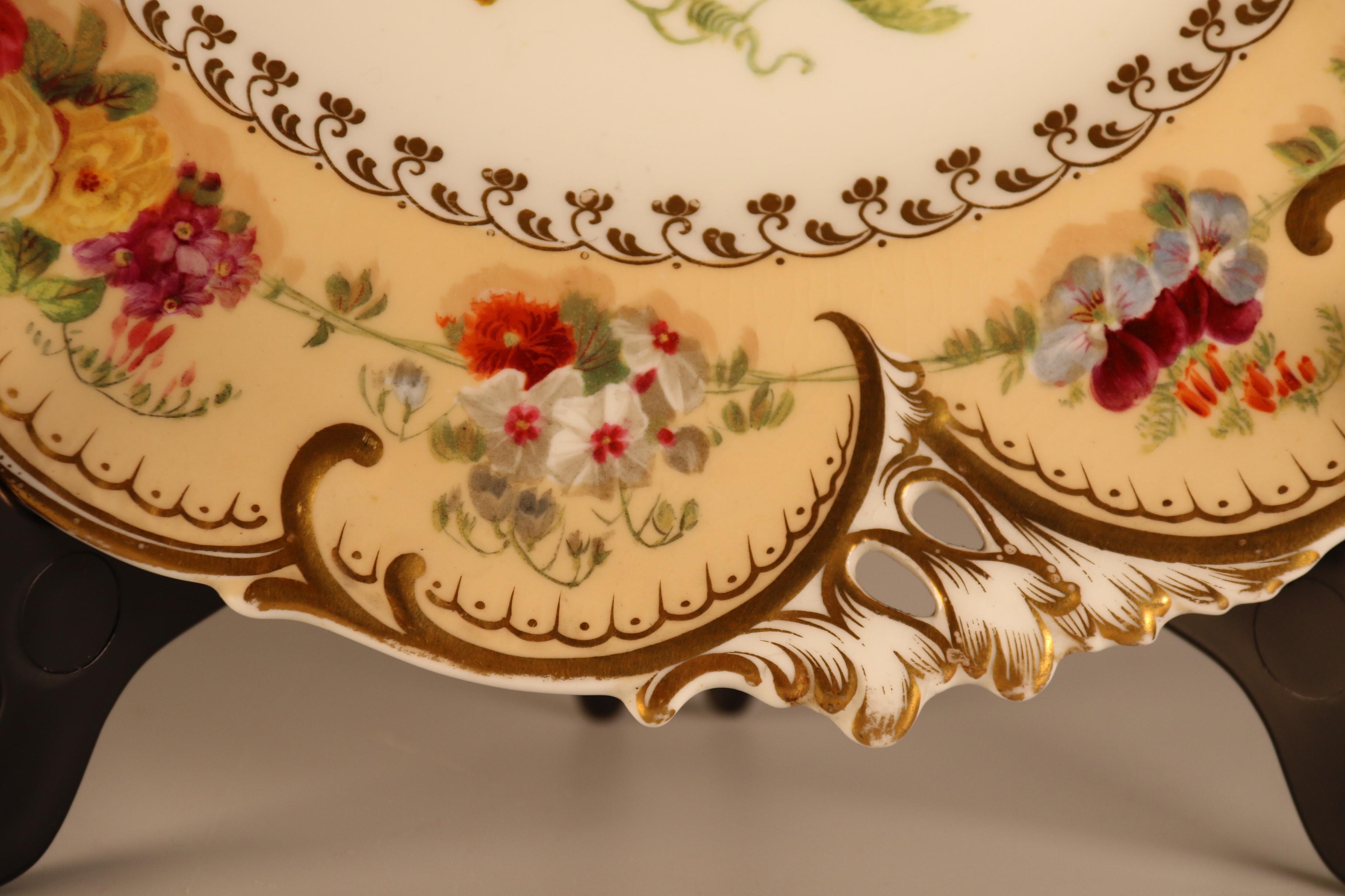 Début du 19e  A.I.C. assiette de cabinet en porcelaine peinte à la main avec des fruits et des fleurs en vente 4