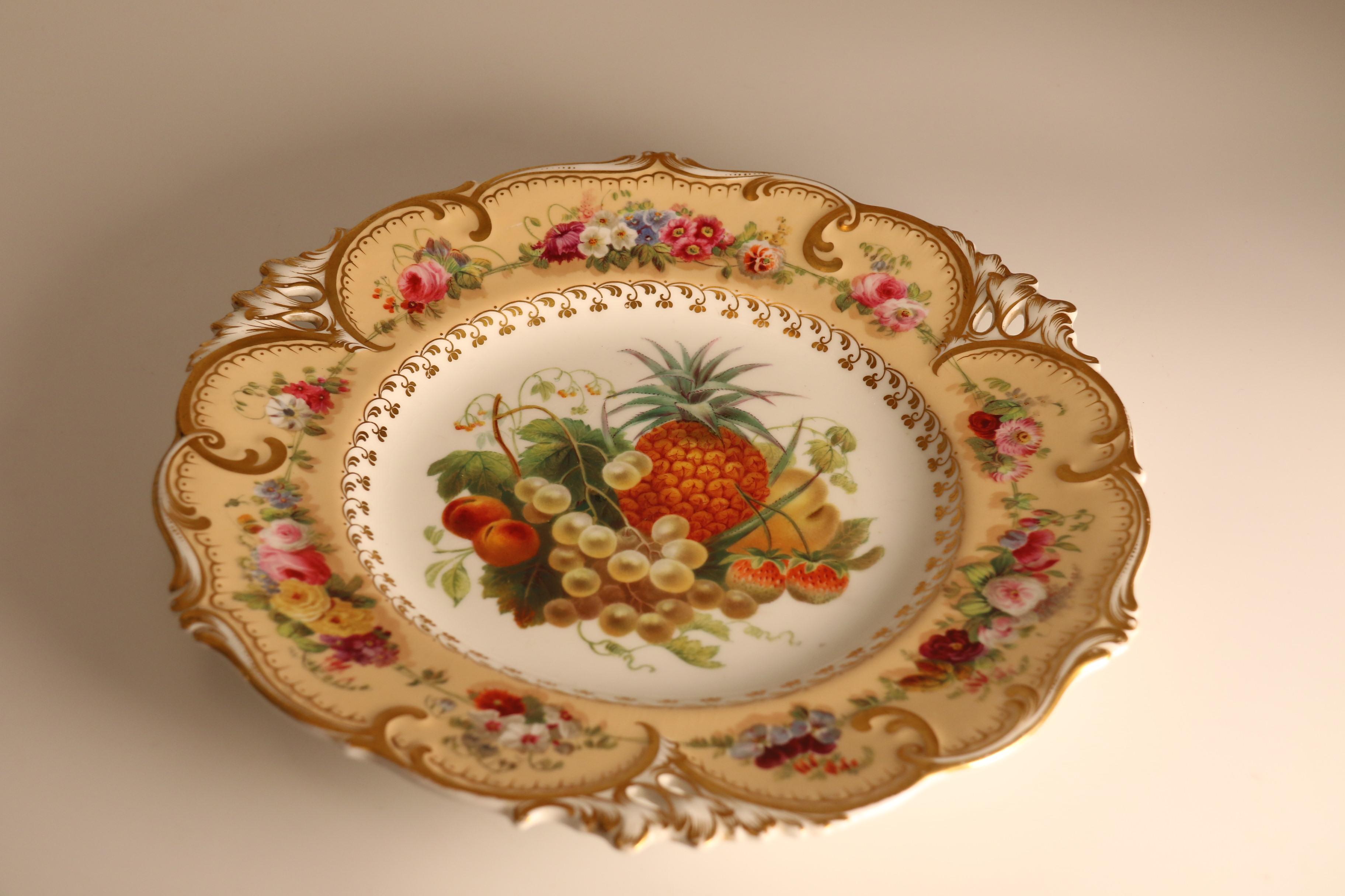 Anglais Début du 19e  A.I.C. assiette de cabinet en porcelaine peinte à la main avec des fruits et des fleurs en vente