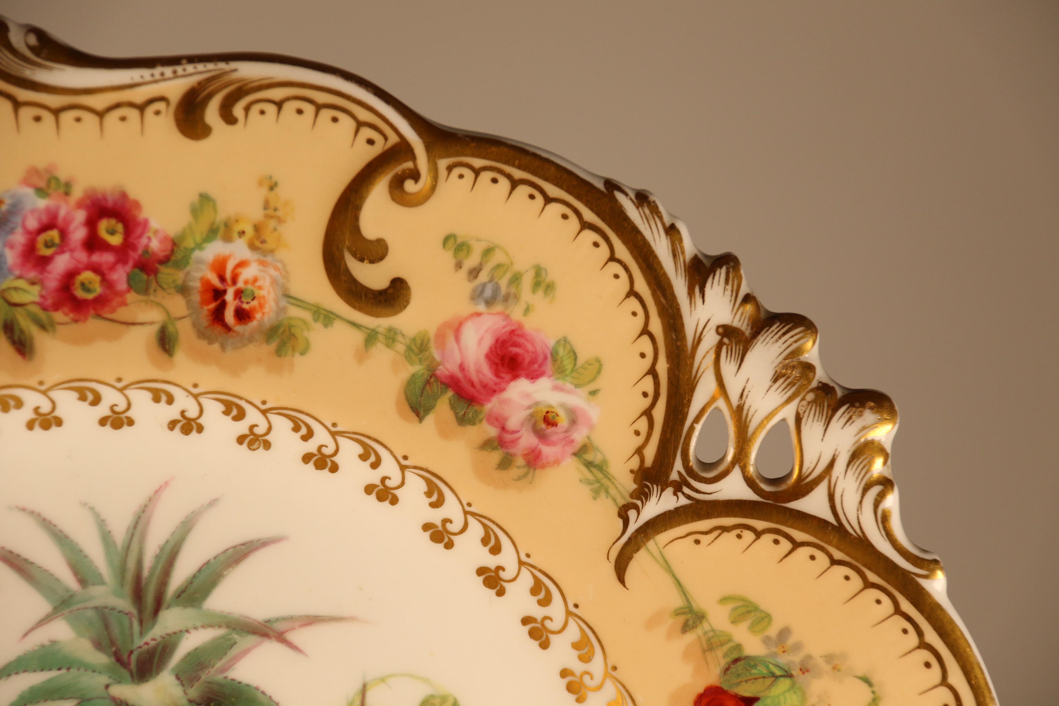 Milieu du XIXe siècle Début du 19e  A.I.C. assiette de cabinet en porcelaine peinte à la main avec des fruits et des fleurs en vente