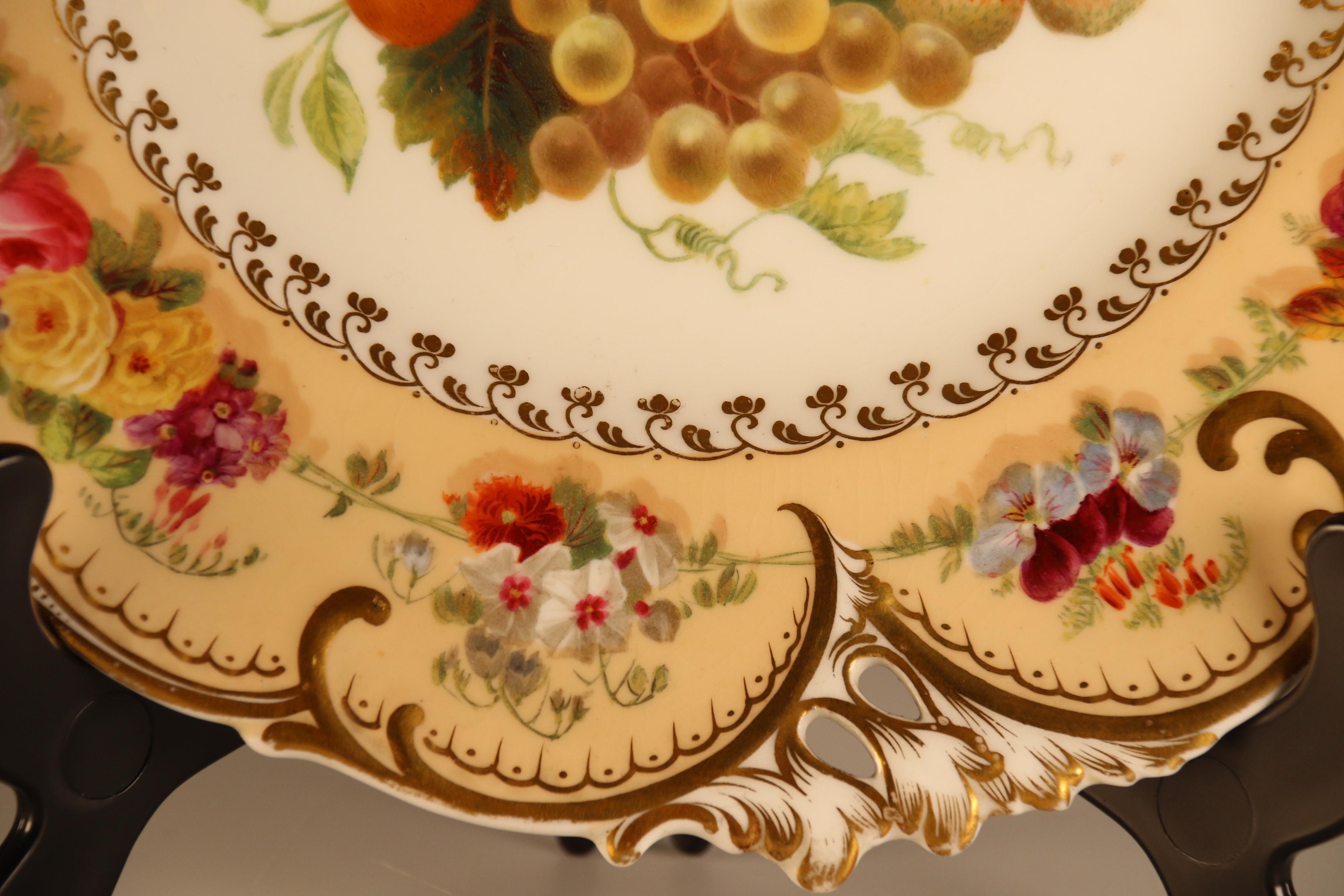 Porcelaine Début du 19e  A.I.C. assiette de cabinet en porcelaine peinte à la main avec des fruits et des fleurs en vente