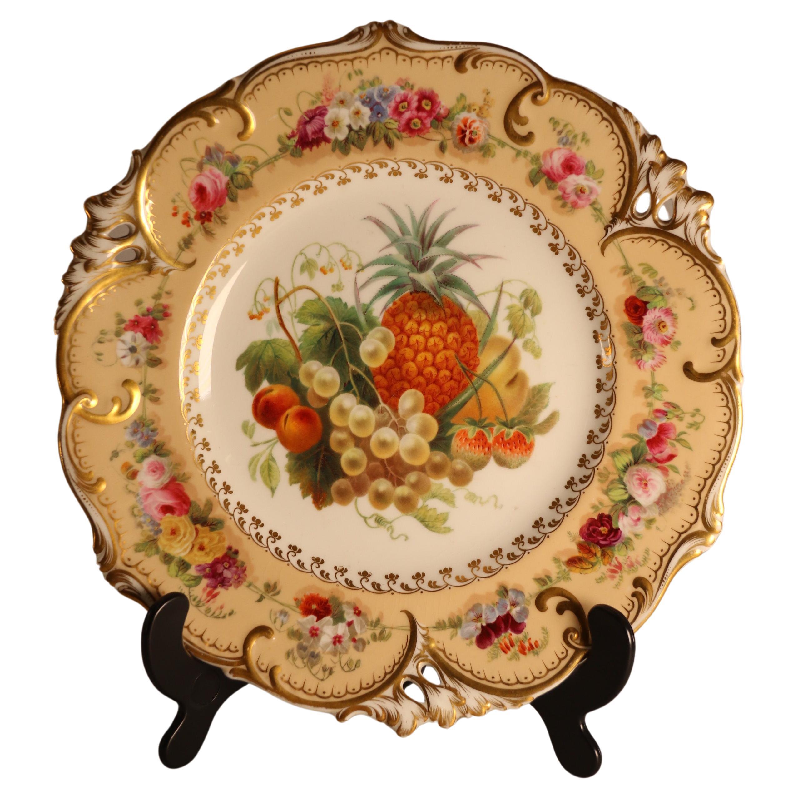 Début du 19e  A.I.C. assiette de cabinet en porcelaine peinte à la main avec des fruits et des fleurs en vente