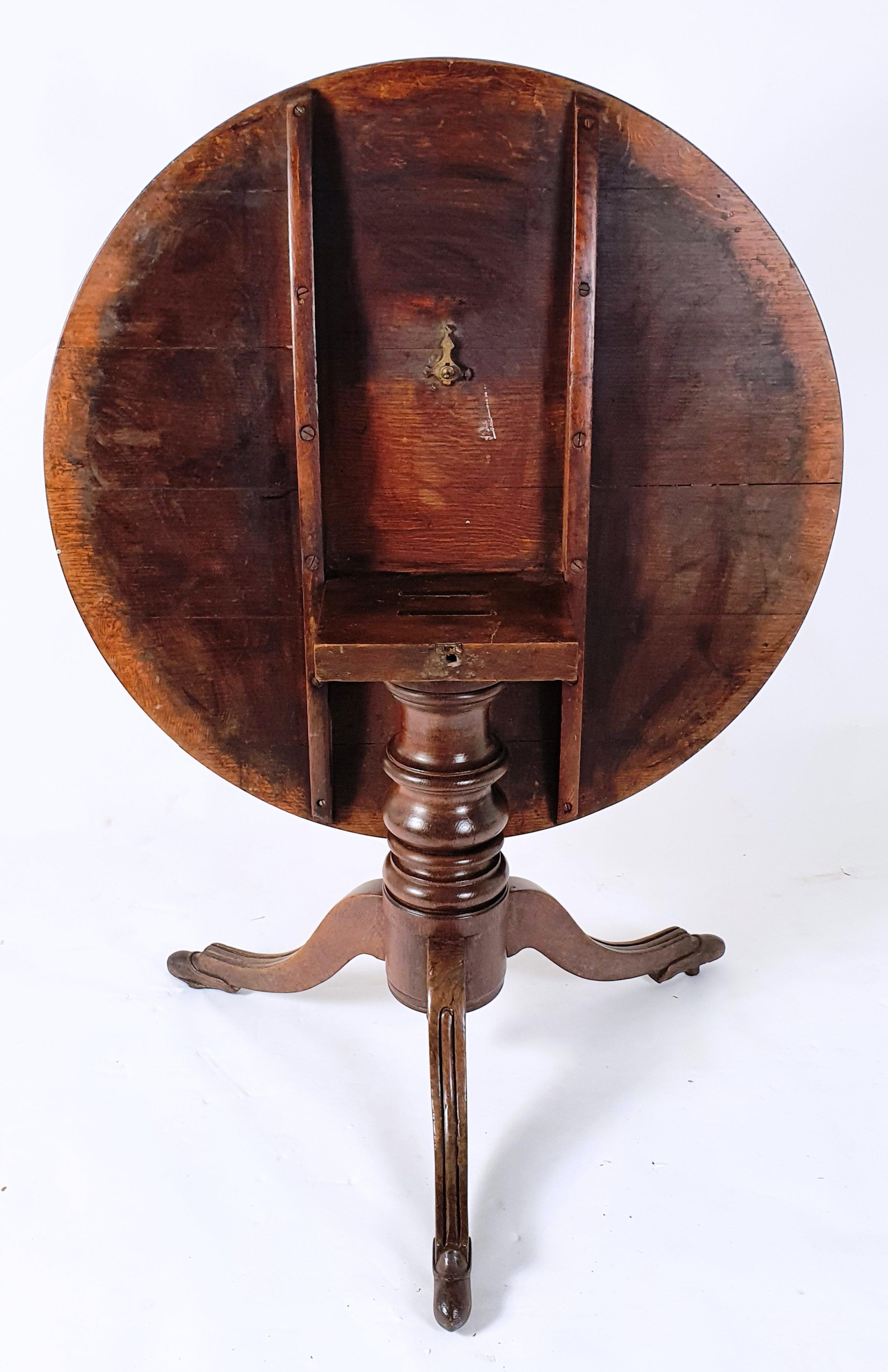 Early 19th Century Country Oak Tilt-Top Breakfast Table For Sale 2