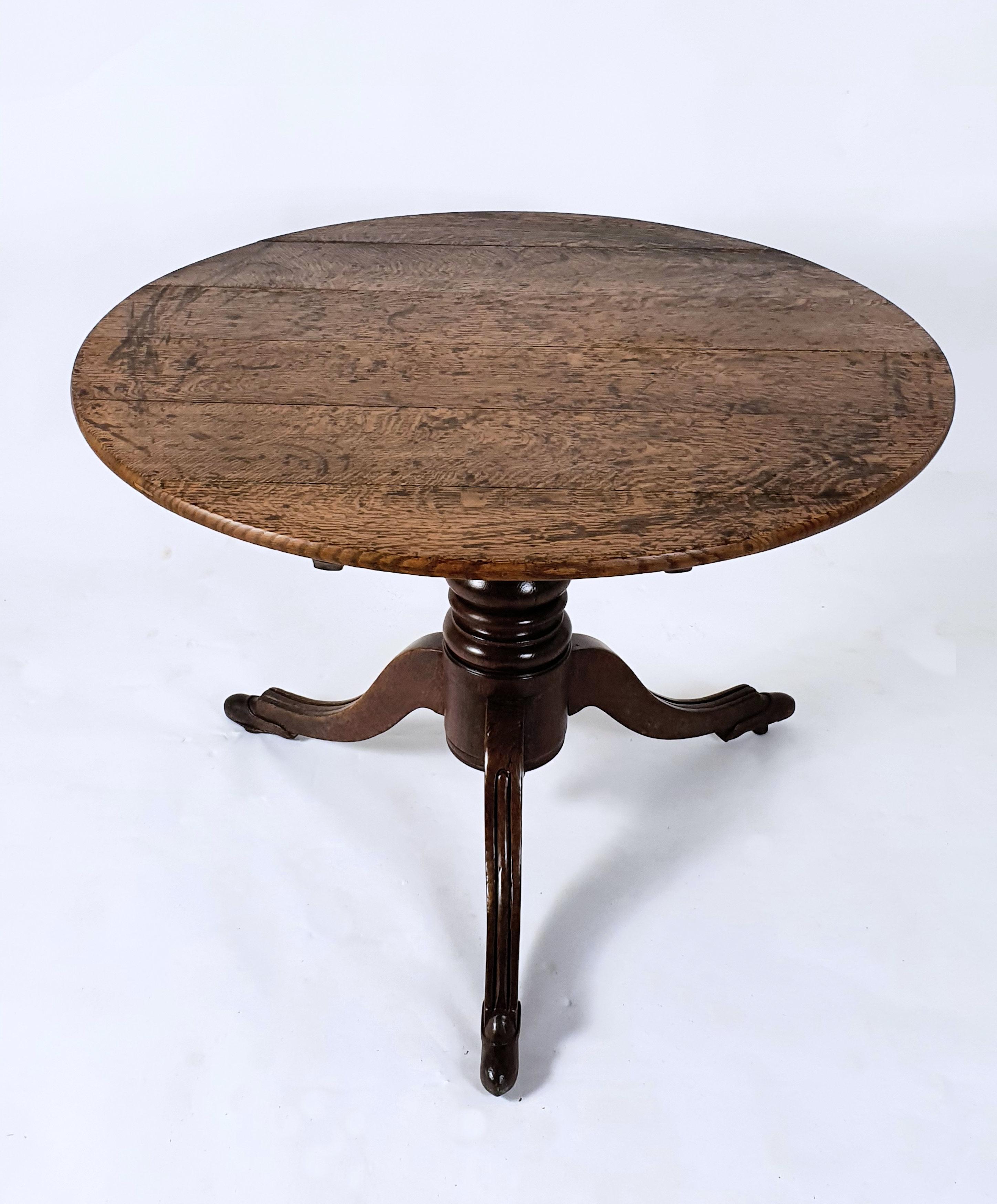 Early 19th Century Country Oak Tilt-Top Breakfast Table For Sale 3