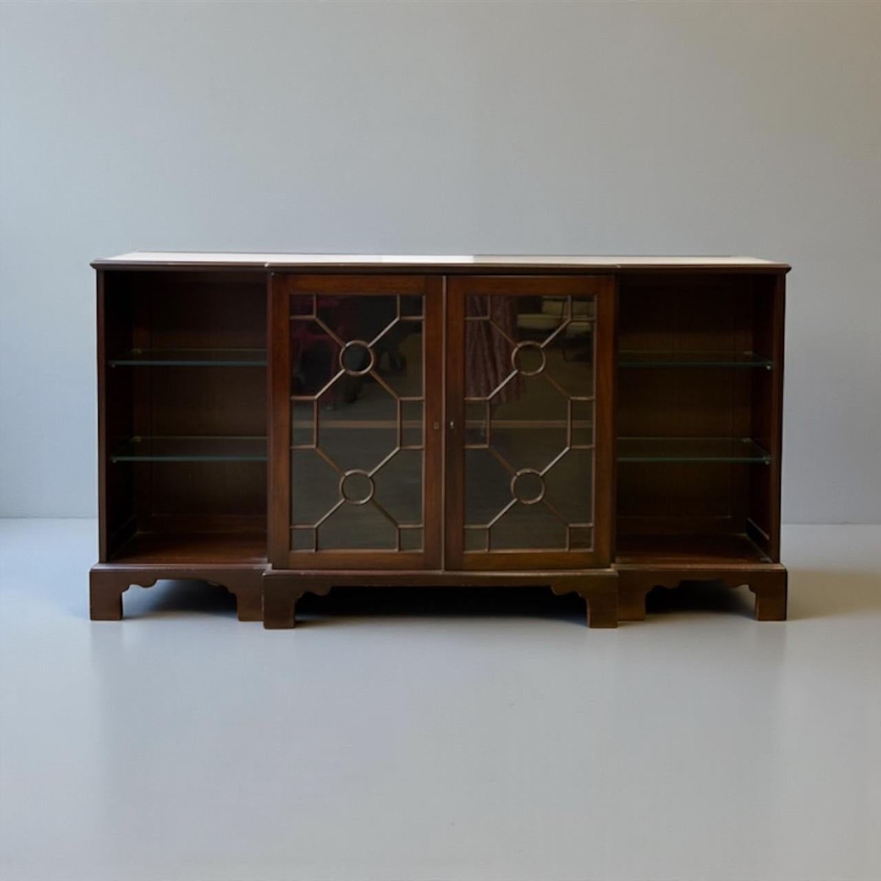 Principios del siglo XIX Librería china inglesa Chippendale de caoba tallada Vidrio en venta