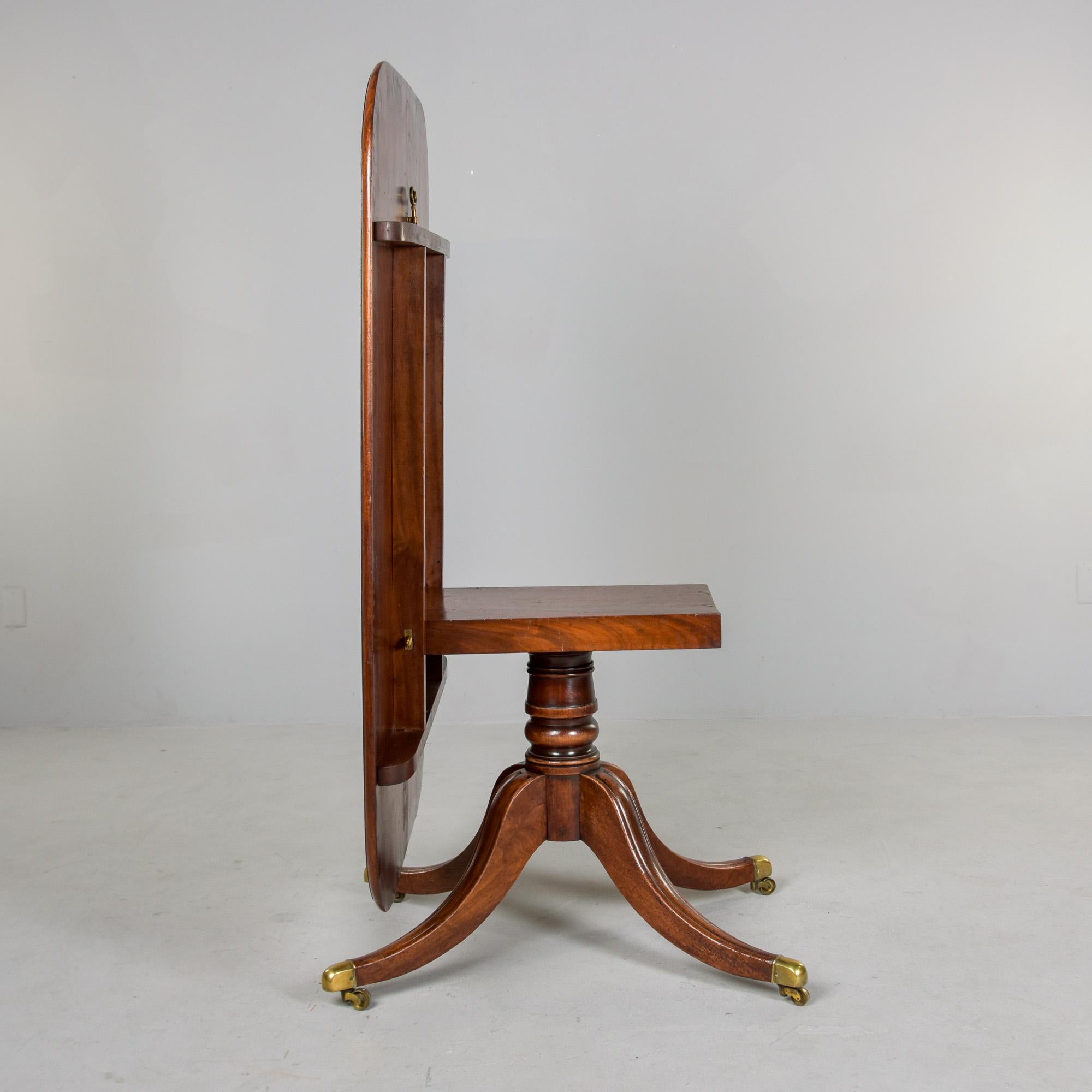 Mesa de desayuno basculante de caoba inglesa de principios del siglo XIX en venta 4