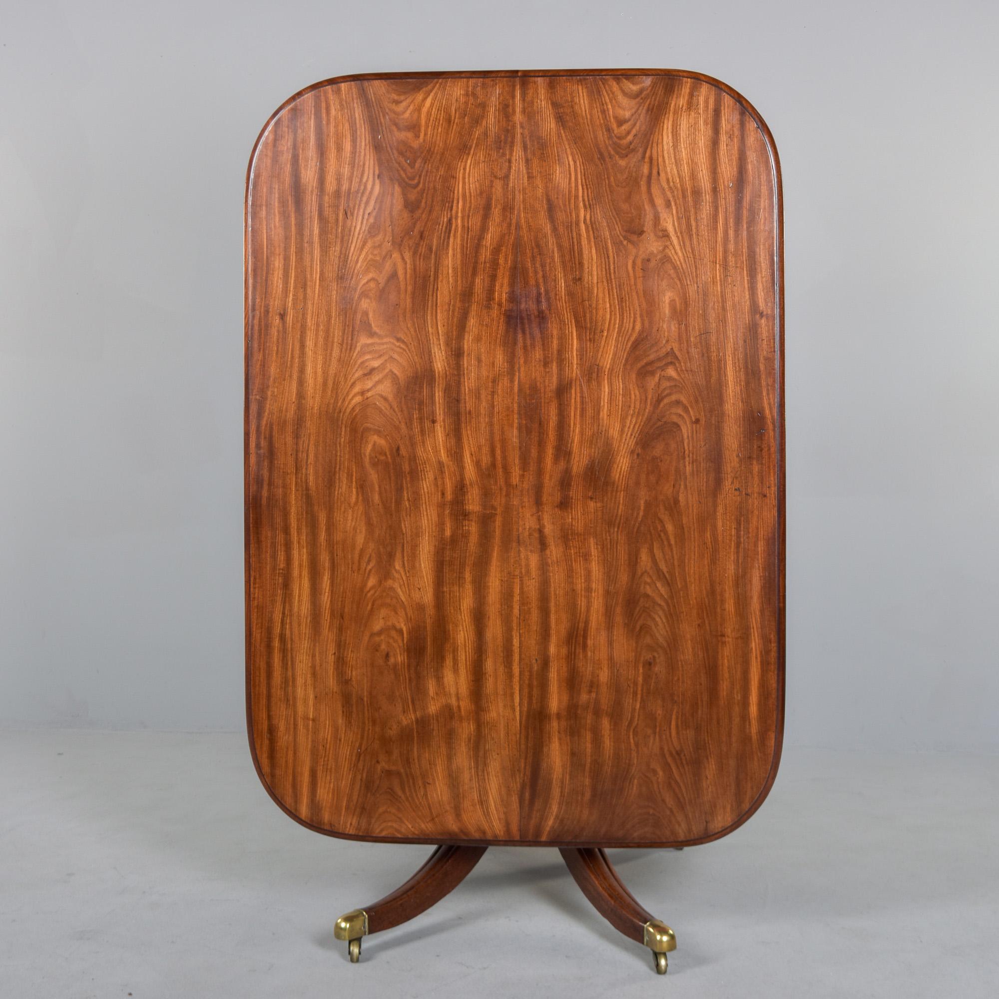 Mesa de desayuno basculante de caoba inglesa de principios del siglo XIX en venta 6