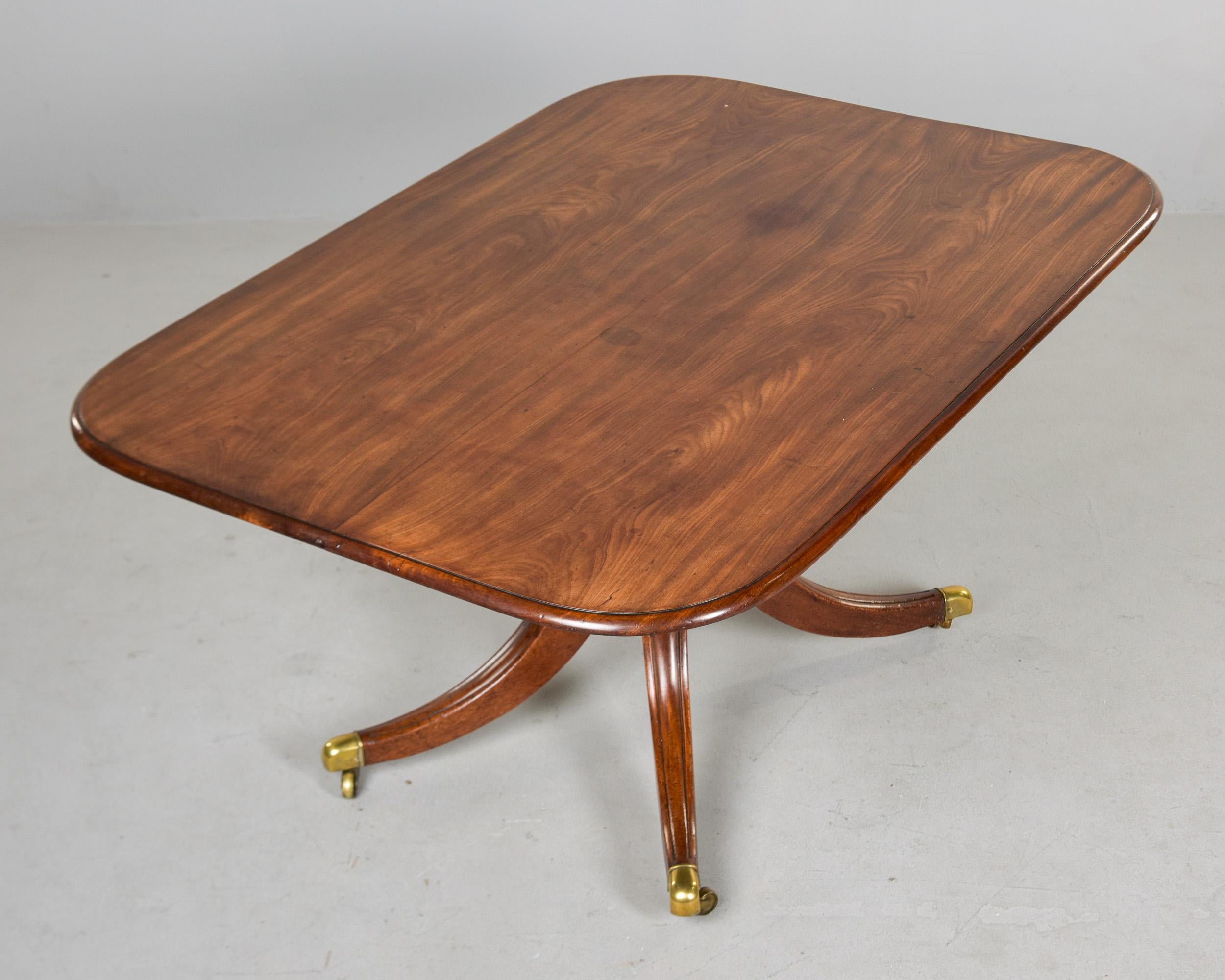 Mesa de desayuno basculante de caoba inglesa de principios del siglo XIX Regencia en venta