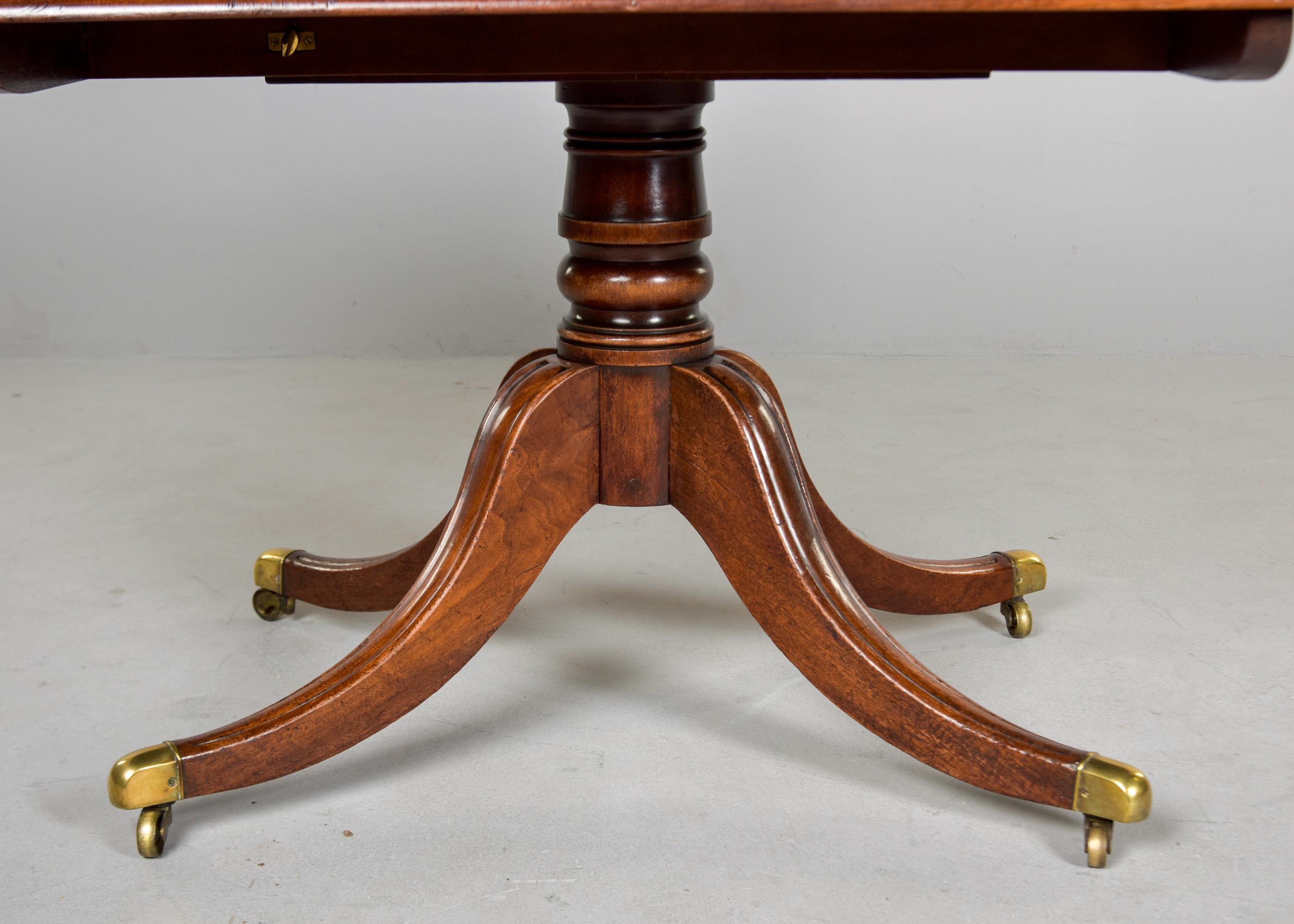 Mesa de desayuno basculante de caoba inglesa de principios del siglo XIX Inglés en venta