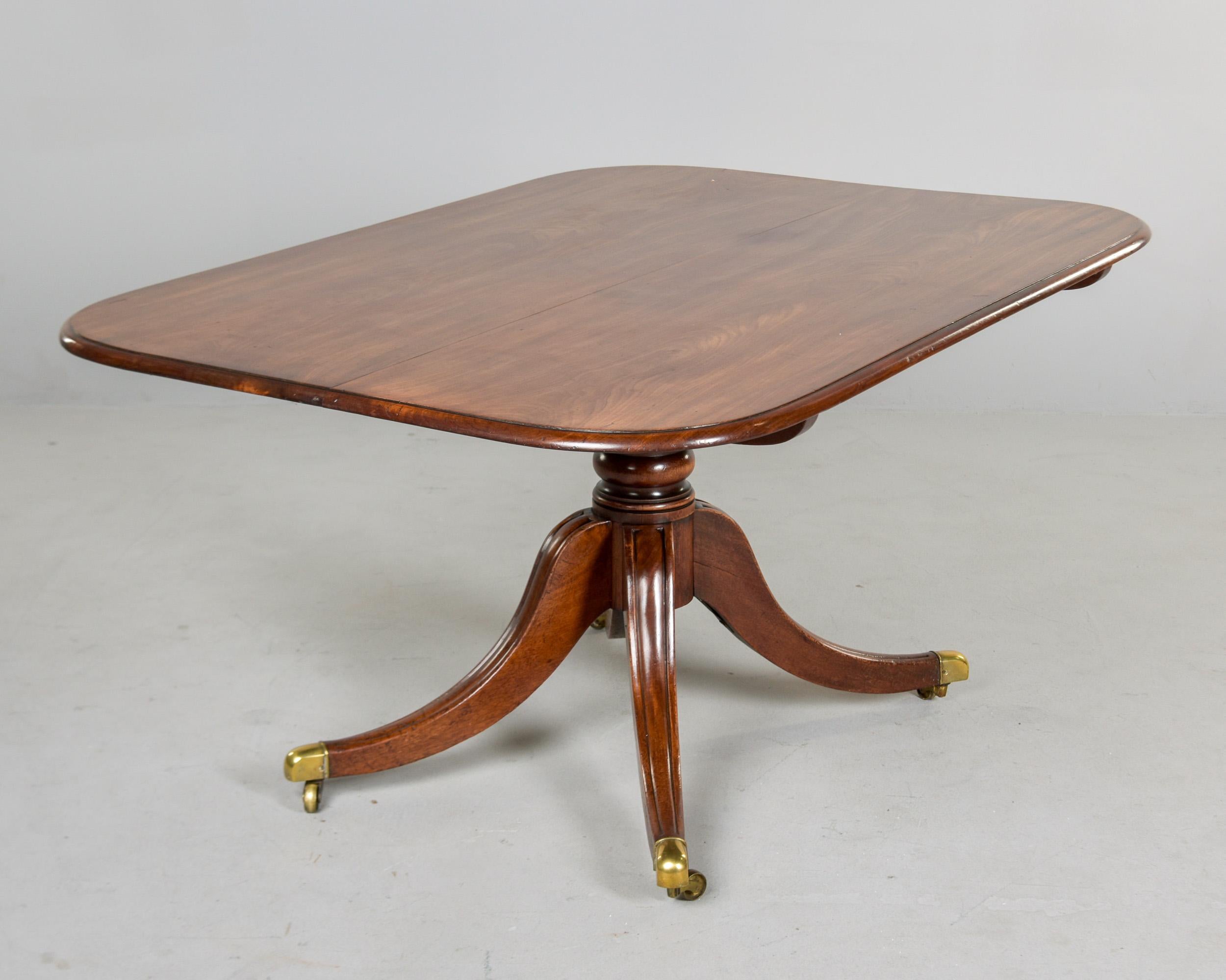 Mesa de desayuno basculante de caoba inglesa de principios del siglo XIX Latón en venta