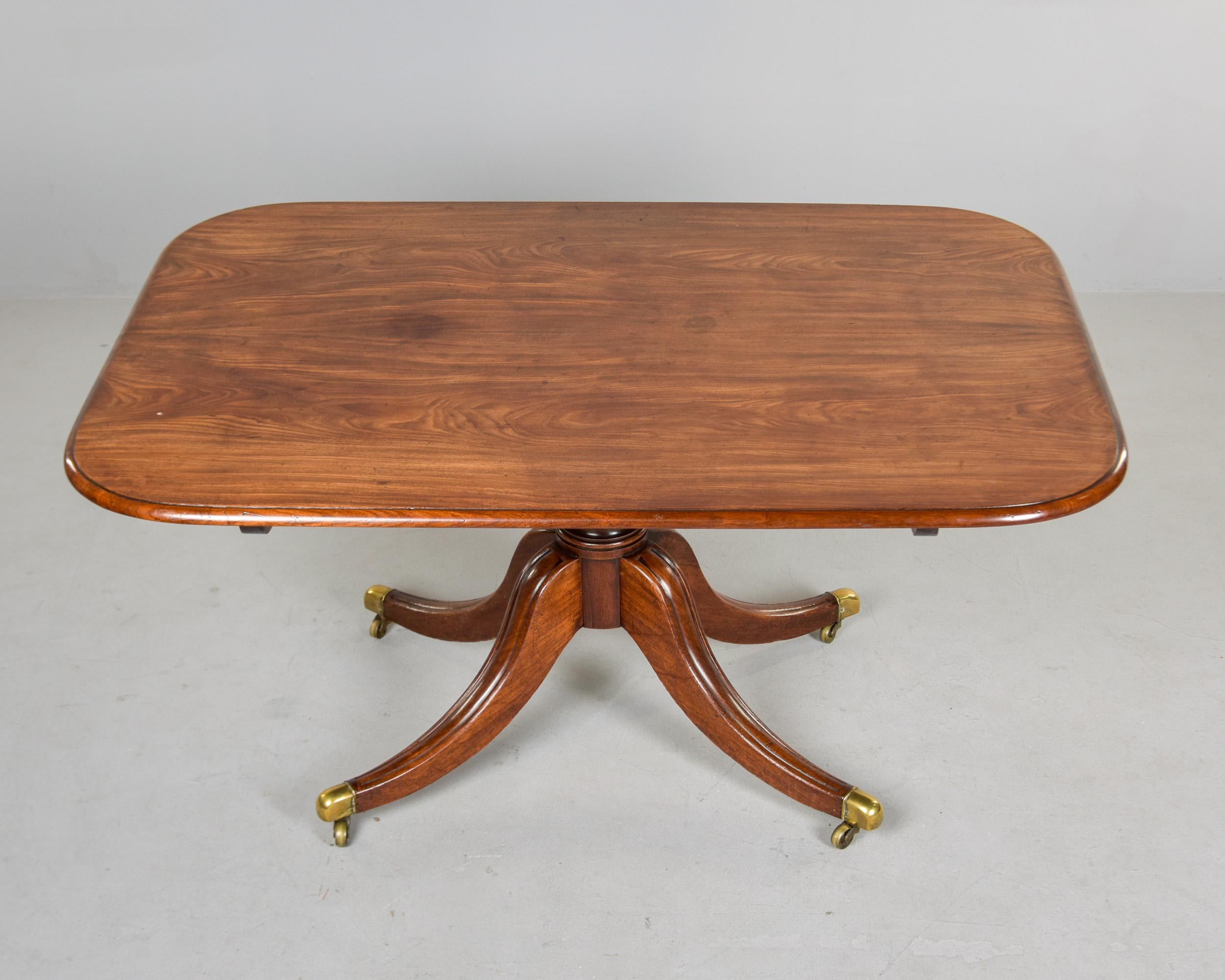 Mesa de desayuno basculante de caoba inglesa de principios del siglo XIX en venta 1