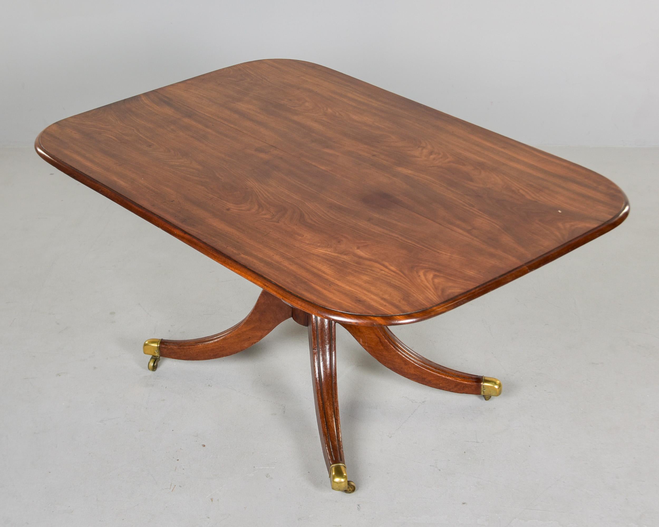 Mesa de desayuno basculante de caoba inglesa de principios del siglo XIX en venta 2