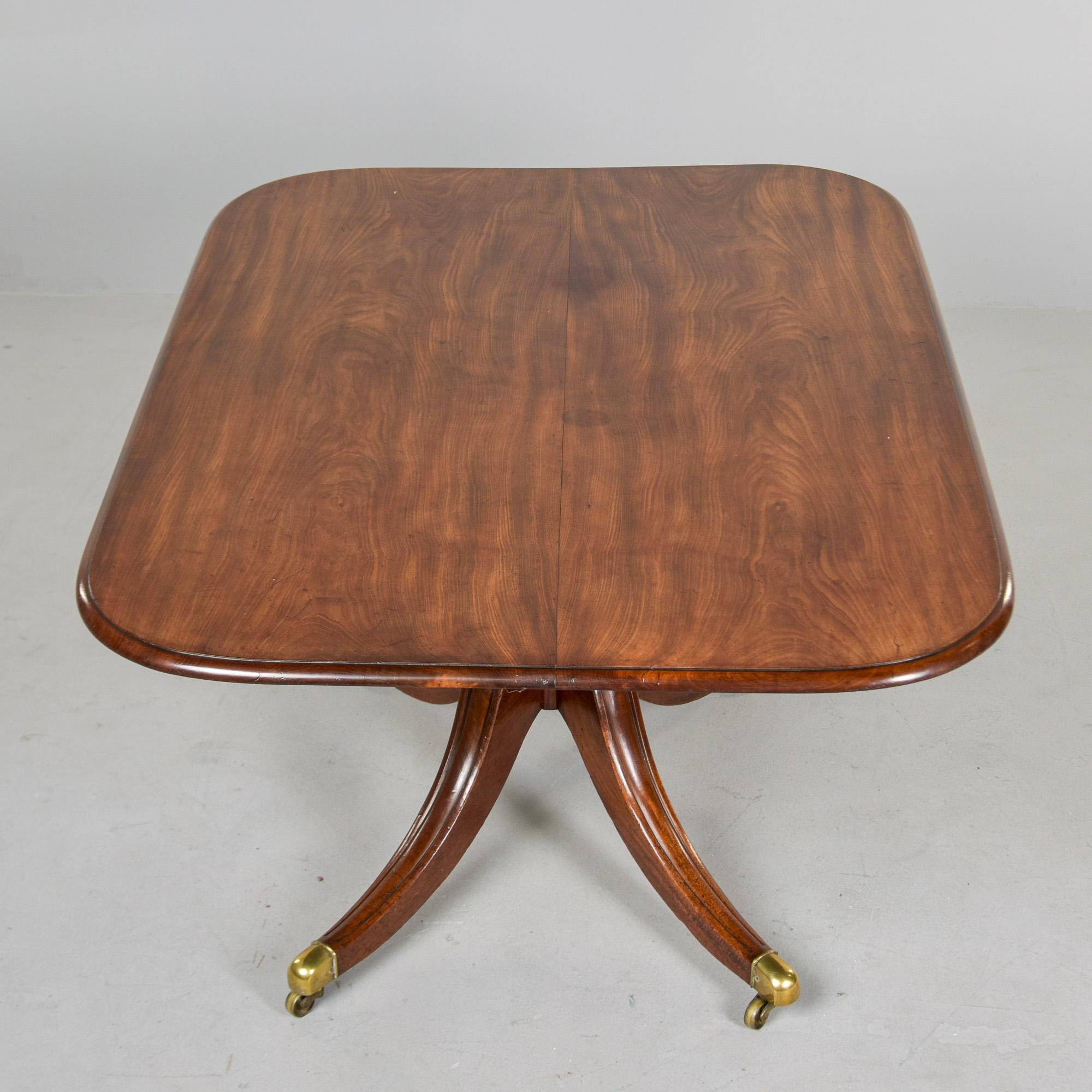Mesa de desayuno basculante de caoba inglesa de principios del siglo XIX en venta 3