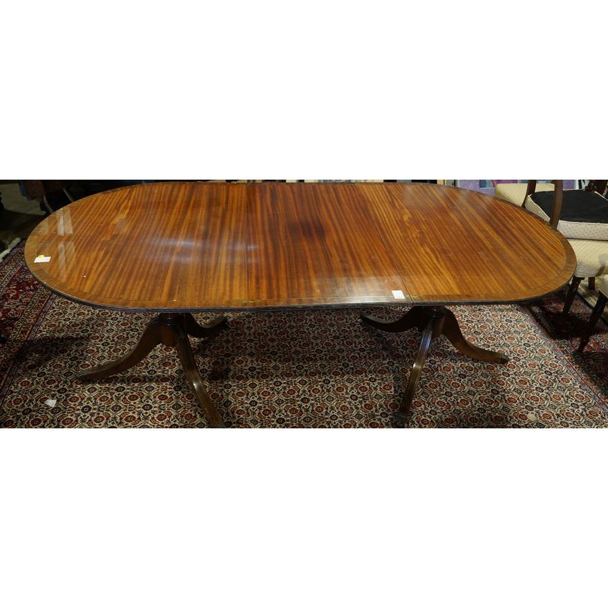 Américain Early 19th C English Regency Mahogany 2 Pedestal Dining Table w/ Cross Banding (table à manger à deux pieds en acajou de style Régence) en vente