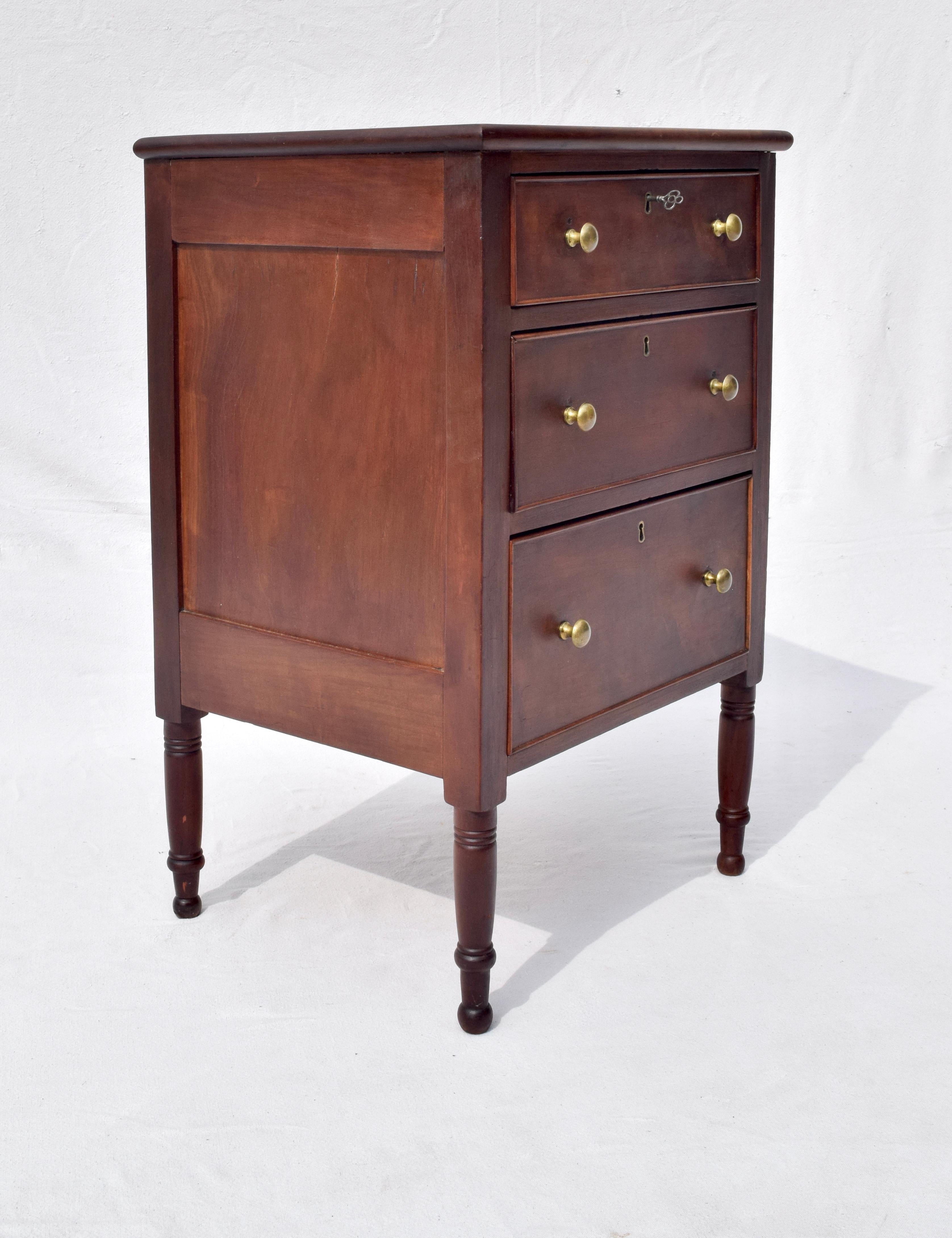 Early 19th C. Federal Period Mahogany Chest of Drawers In Good Condition In Southampton, NJ