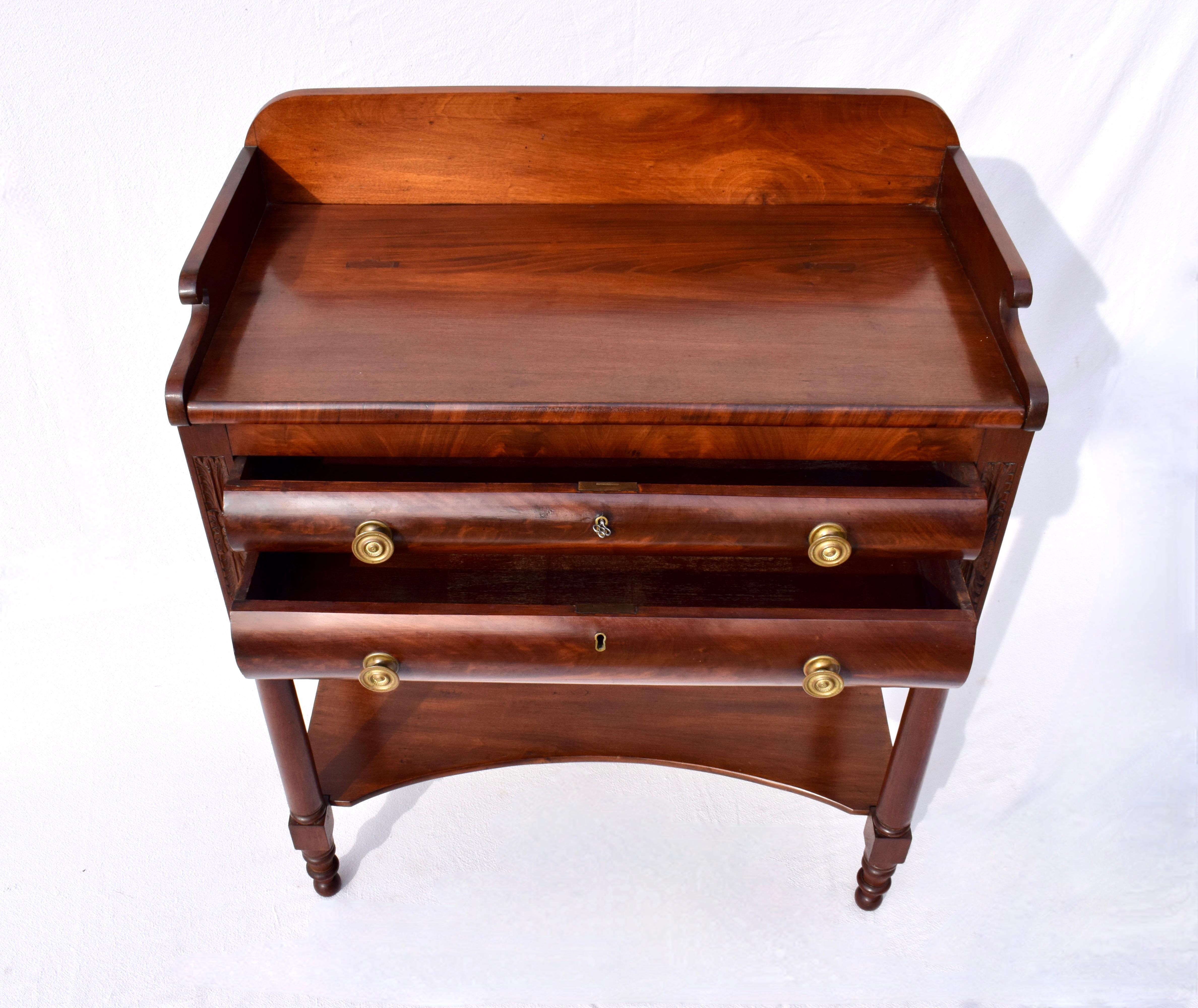 Credenza a due piani in mogano massiccio dell'inizio del XIX secolo con due cassetti, serrature e chiavi funzionanti, con incastri a coda di rondine sul piano, sui lati e sui cassetti. Squisiti intagli e gambe tornite. Un formato insolito e
