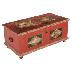Arcón para mantas de madera pintada de rojo de principios del siglo XIX con herrajes de hierro