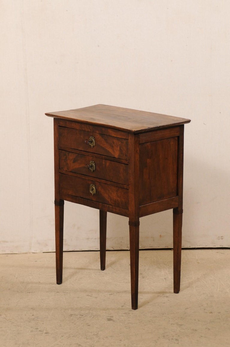 Beistellkommode mit 3 Schubladen, schön erhöht auf spitz zulaufenden, quadratischen Beinen im Angebot bei 1stDibs Deutschland
