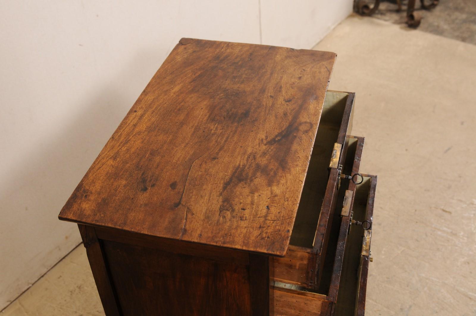 Beistellkommode mit 3 Schubladen, schön erhöht auf spitz zulaufenden, quadratischen Beinen (19. Jahrhundert) im Angebot