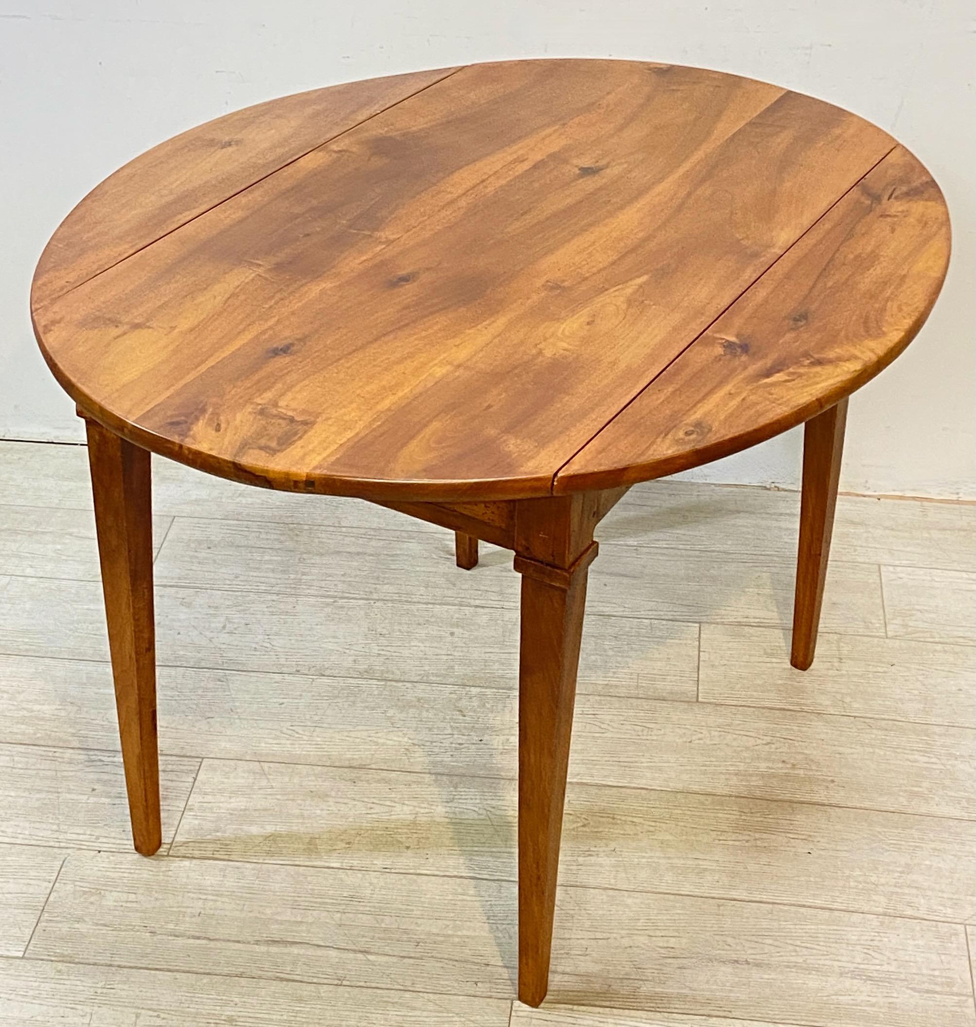 19th Century Early 19th C French Cherry Wood Elliptical Drop Leaf Dining Table, circa 1800 For Sale