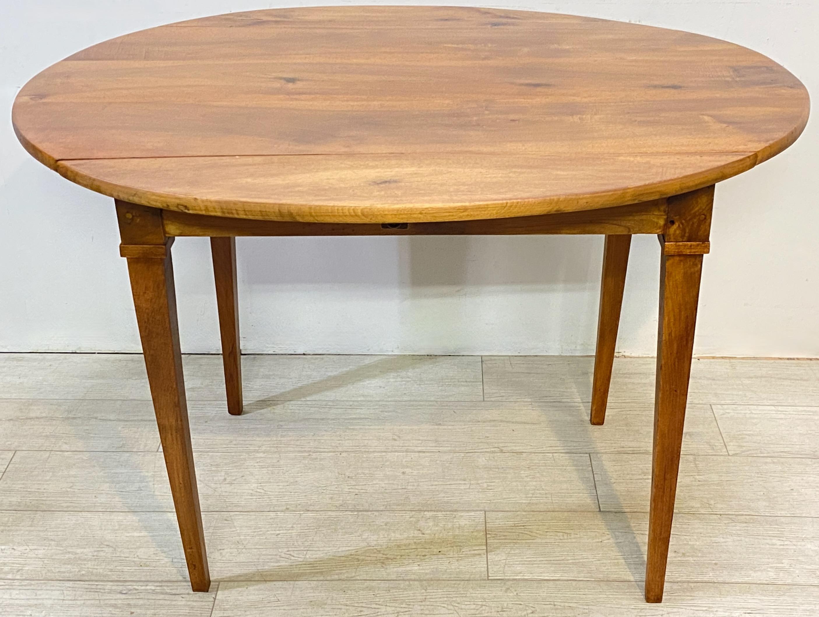 Early 19th C French Cherry Wood Elliptical Drop Leaf Dining Table, circa 1800 For Sale 1