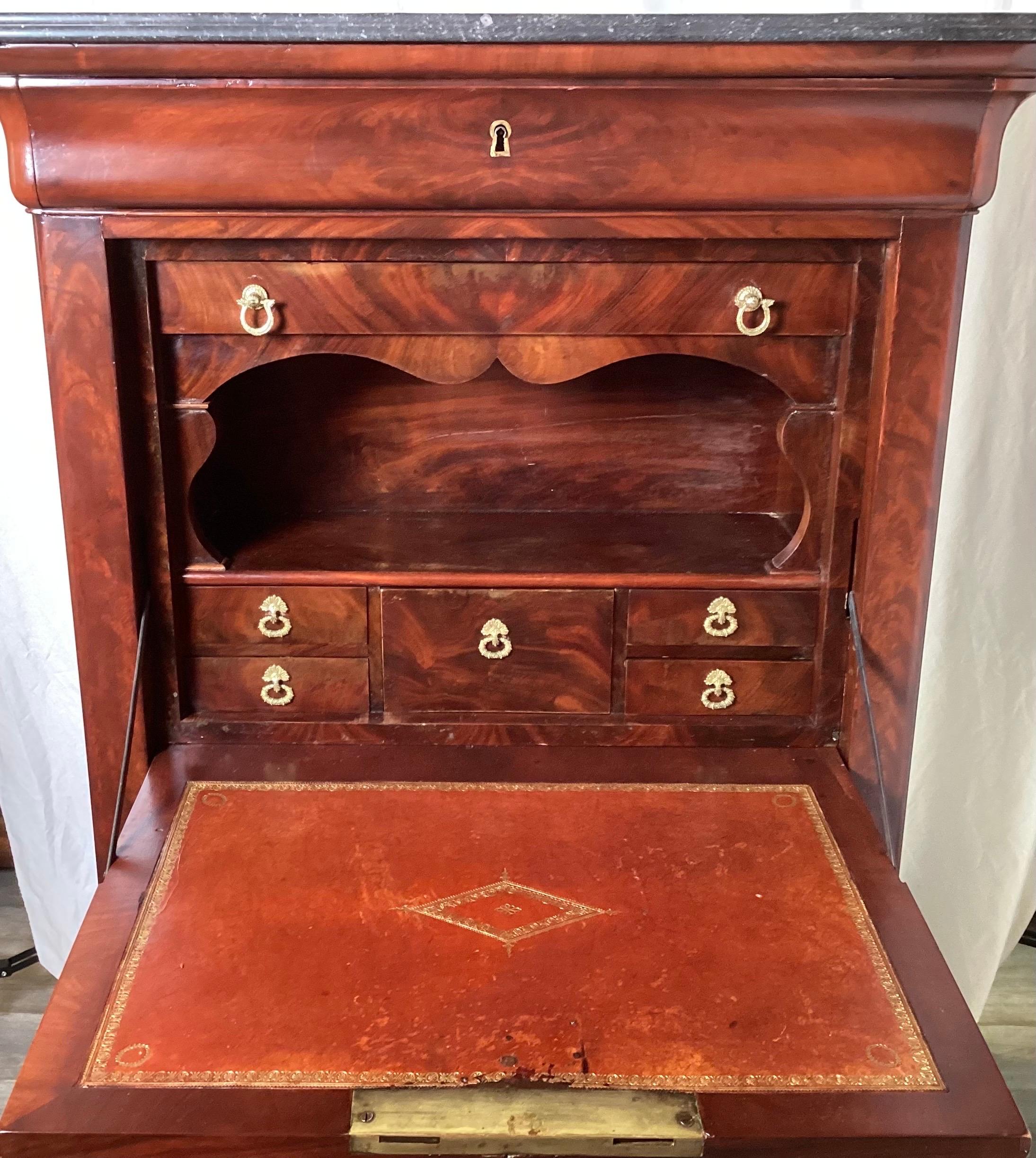 Début du 19e siècle Secrétaire Empire français en acajou flammé à façade tombante Excellent état - En vente à Lambertville, NJ