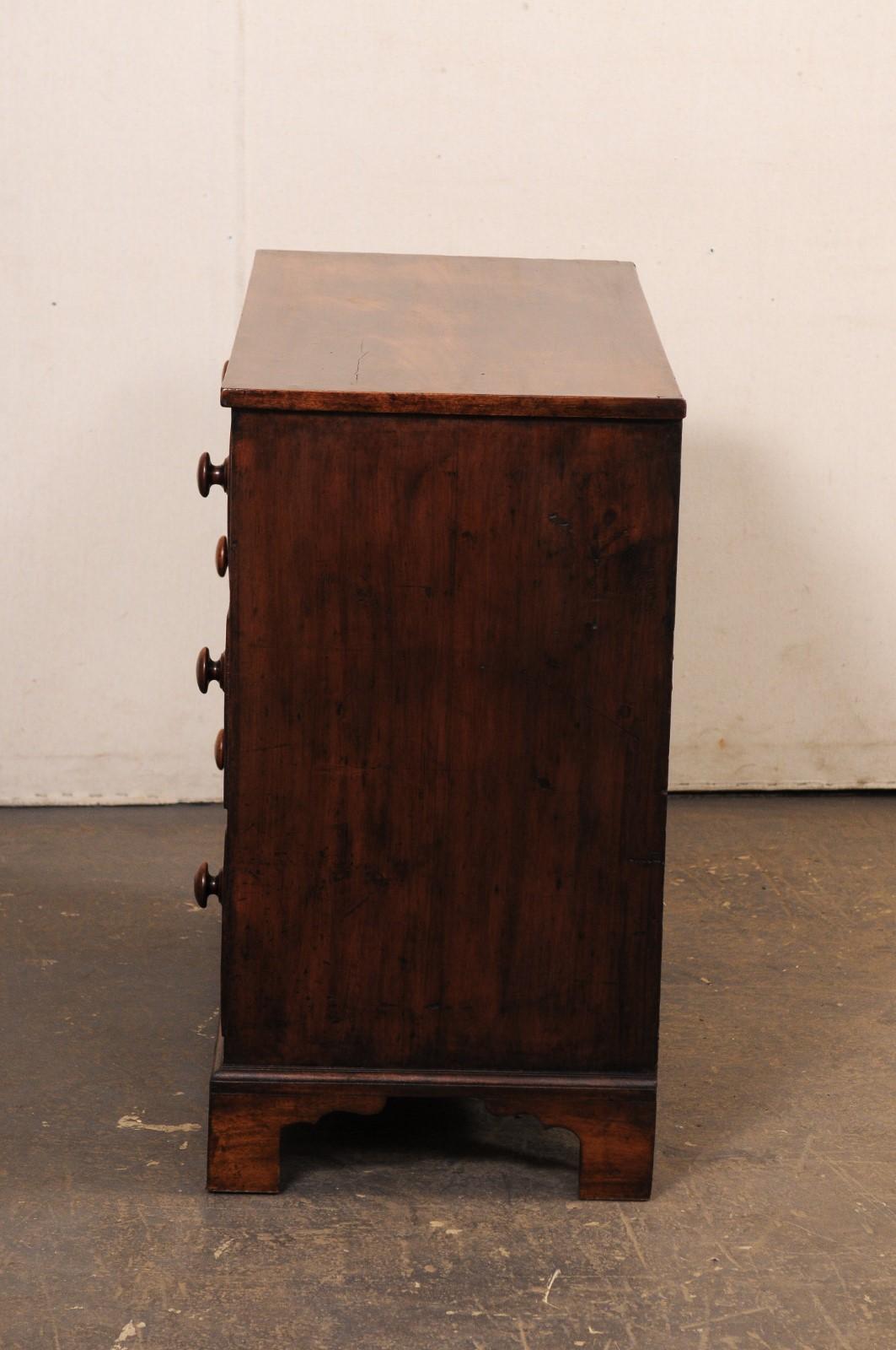 Commode francese in mogano dell'inizio del XIX secolo, dal design pulito e piacevole in vendita 5