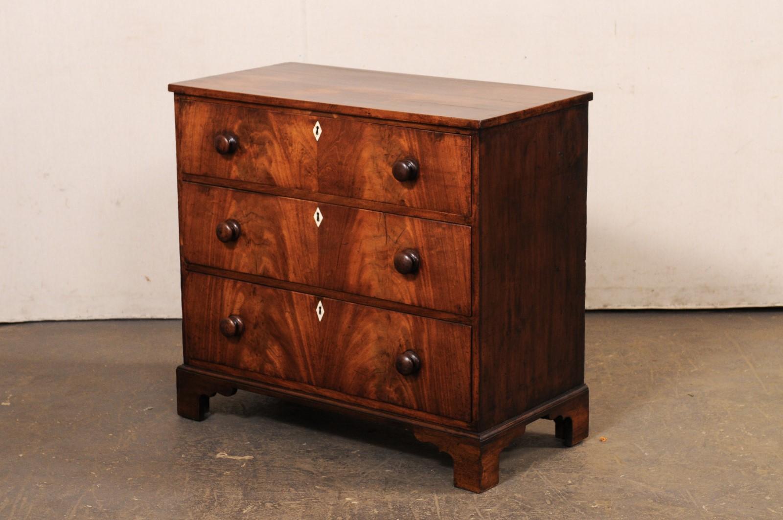 Commode francese in mogano dell'inizio del XIX secolo, dal design pulito e piacevole in vendita 6