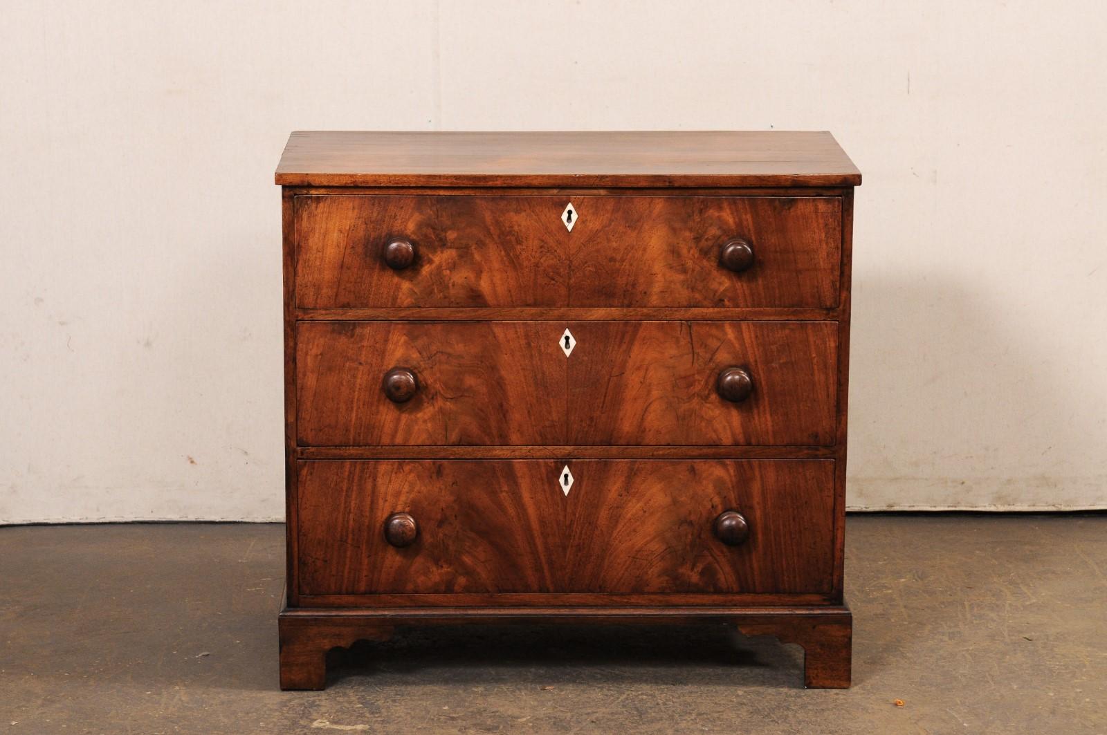 Commode francese in mogano dell'inizio del XIX secolo, dal design pulito e piacevole in vendita 7
