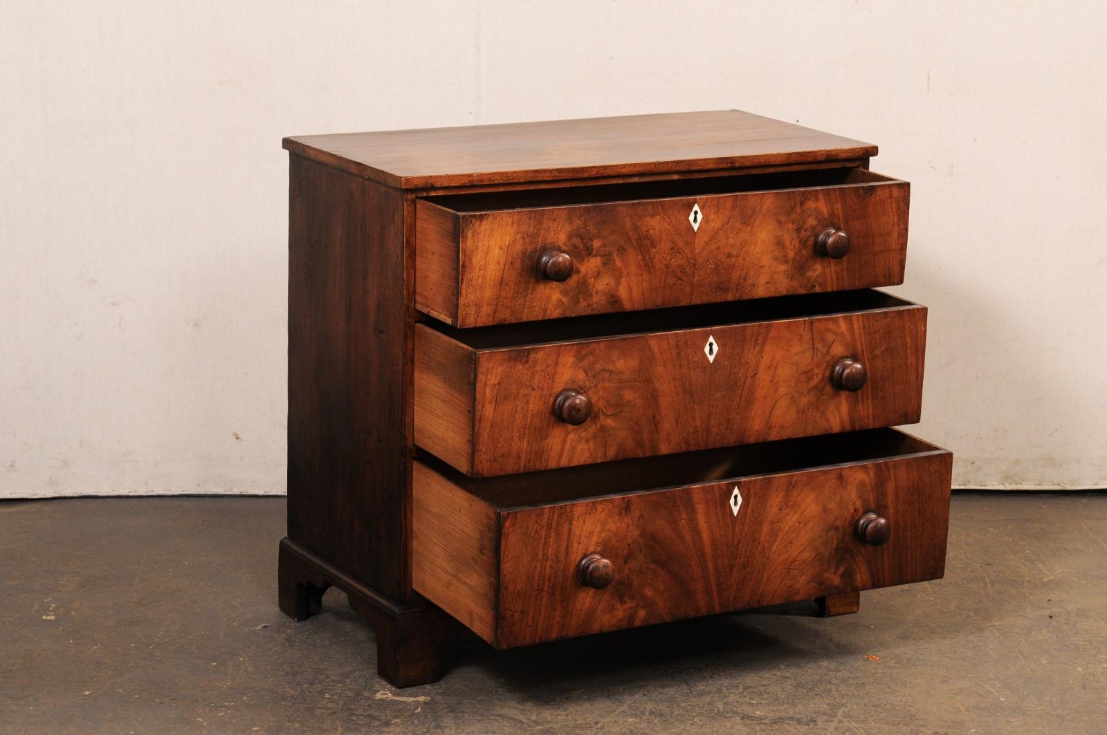 Francese Commode francese in mogano dell'inizio del XIX secolo, dal design pulito e piacevole in vendita