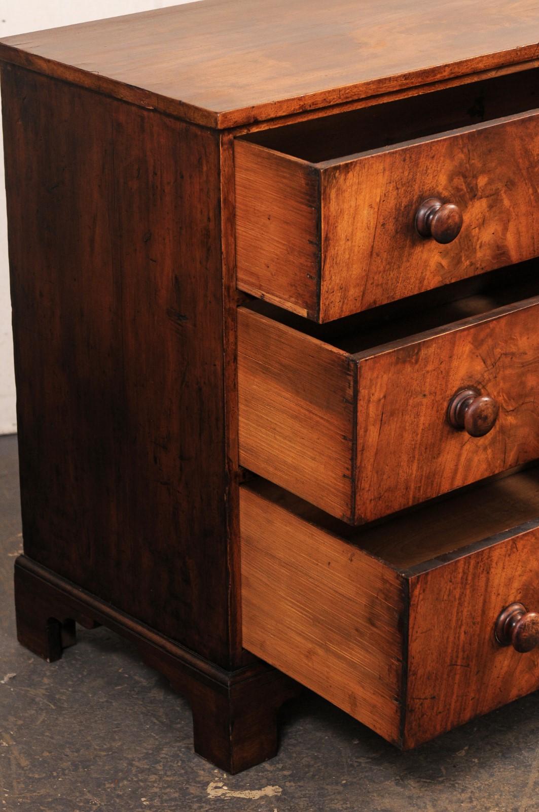 Commode francese in mogano dell'inizio del XIX secolo, dal design pulito e piacevole In condizioni buone in vendita a Atlanta, GA