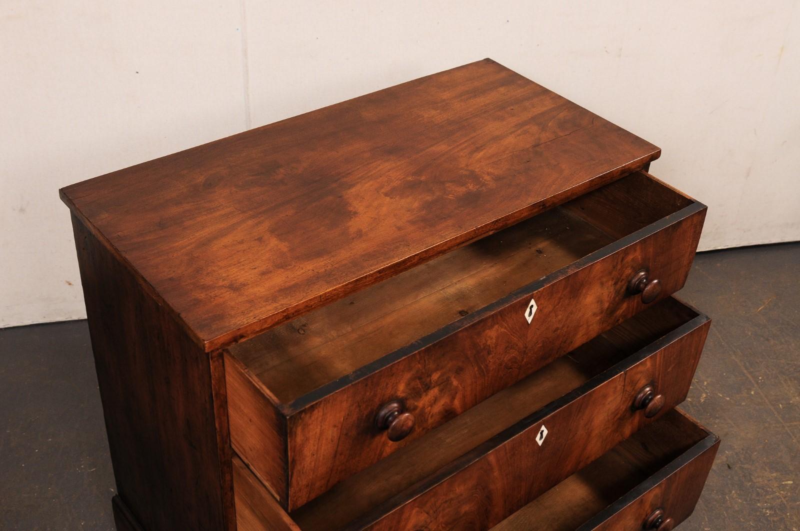 Mogano Commode francese in mogano dell'inizio del XIX secolo, dal design pulito e piacevole in vendita