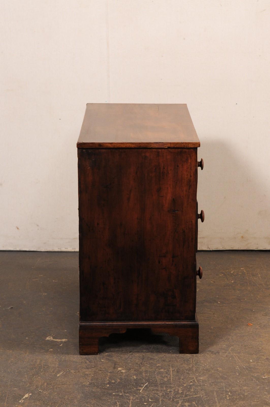 Commode francese in mogano dell'inizio del XIX secolo, dal design pulito e piacevole in vendita 1
